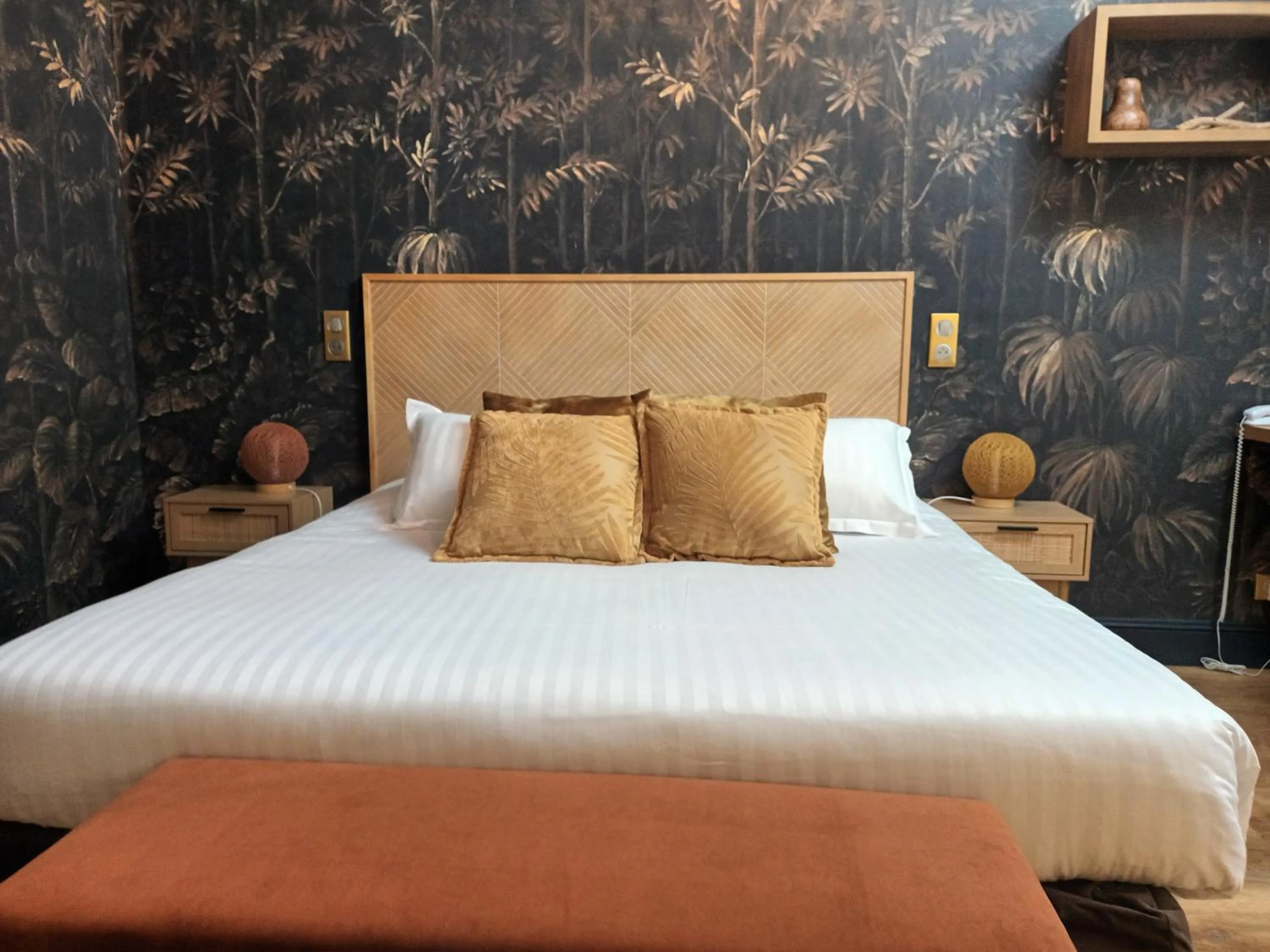 Bed in Logis Hôtel La Brèche - Restaurant Berthelot