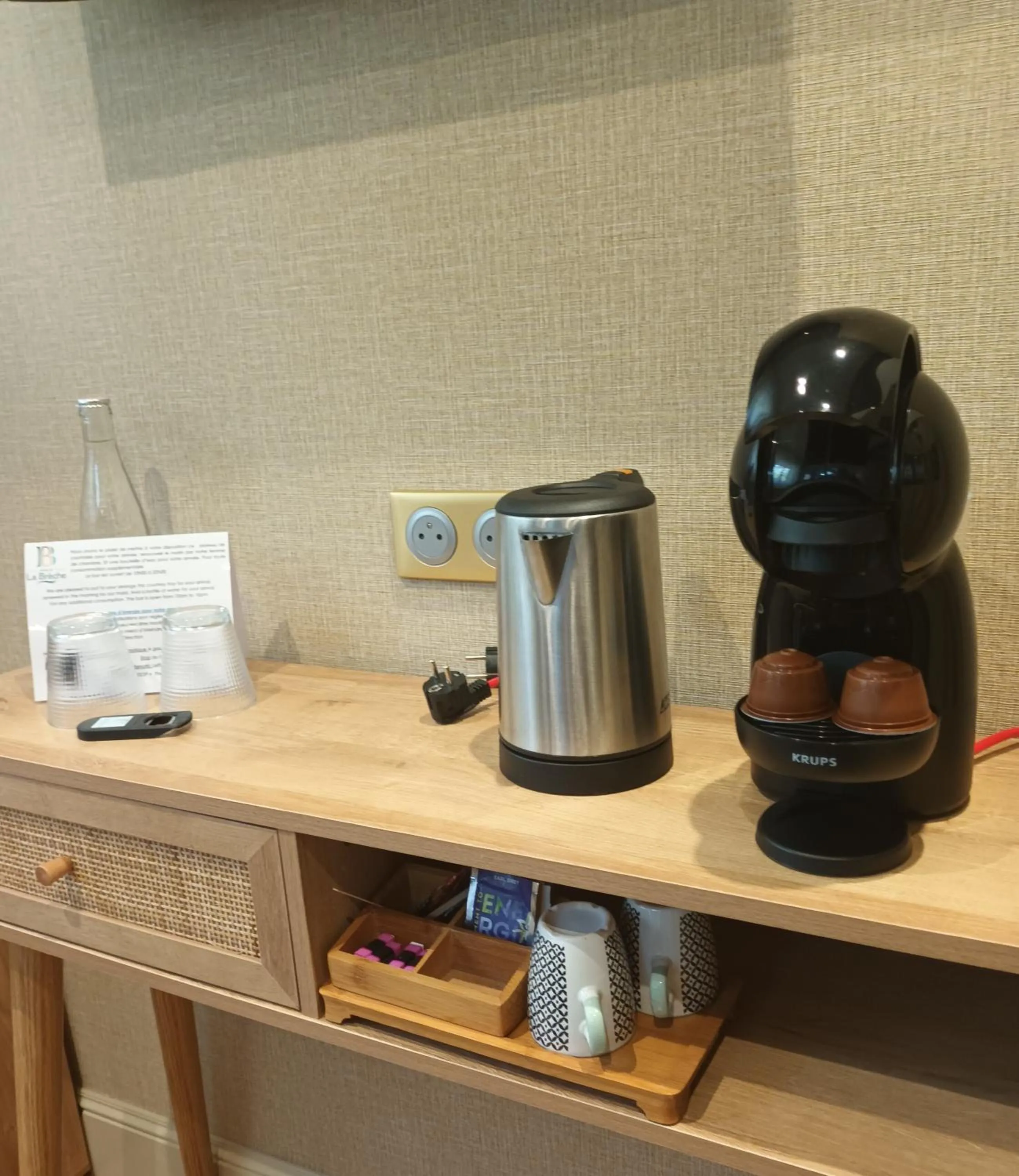 Coffee/tea facilities in Logis Hôtel La Brèche - Restaurant Berthelot