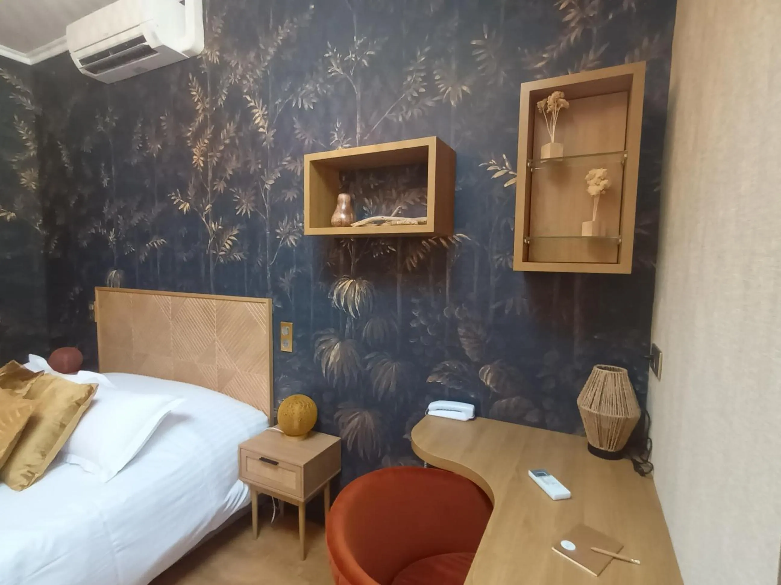 Seating area, Bed in Logis Hôtel La Brèche - Restaurant Berthelot