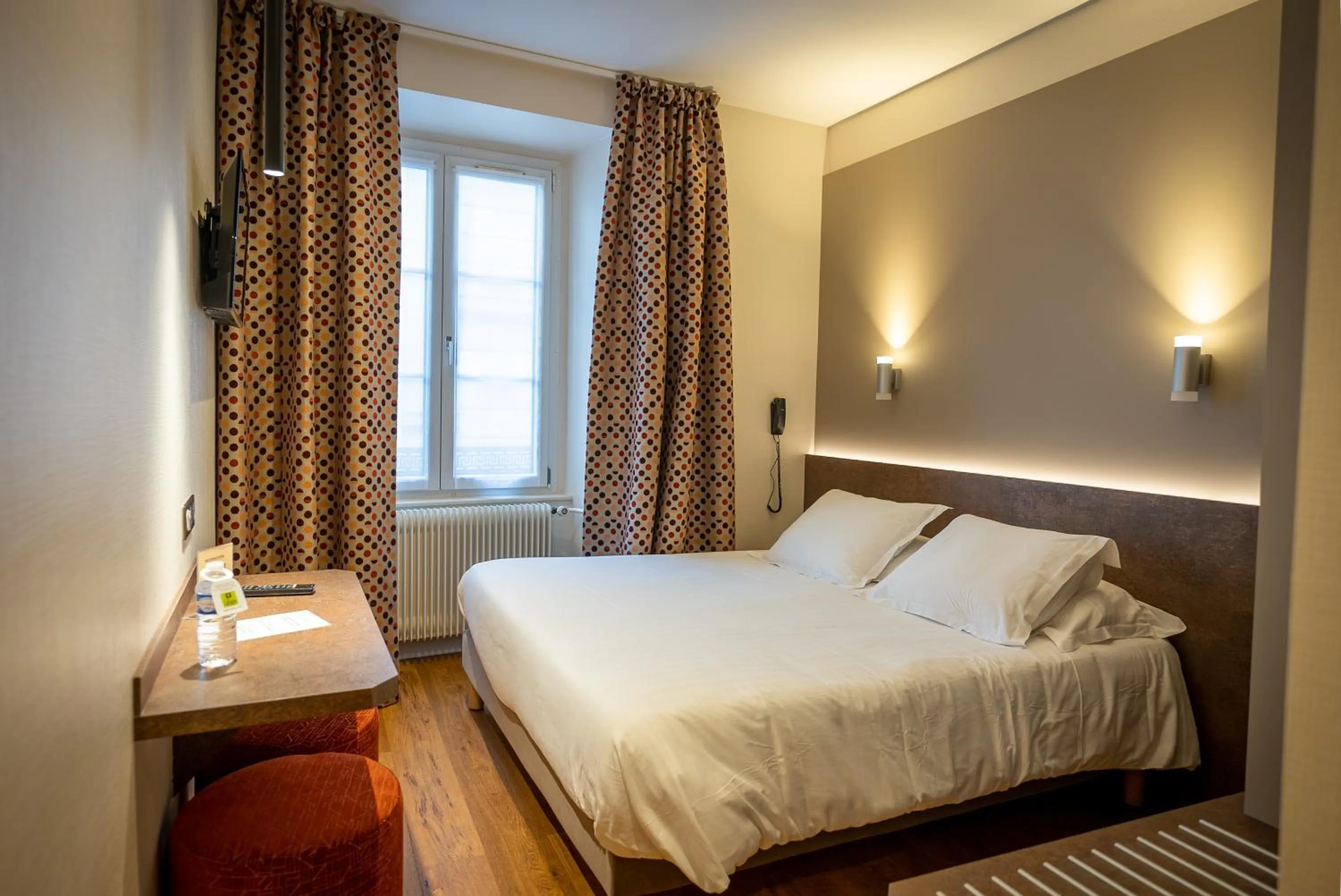 Photo of the whole room, Bed in Logis Hôtel de la Tour