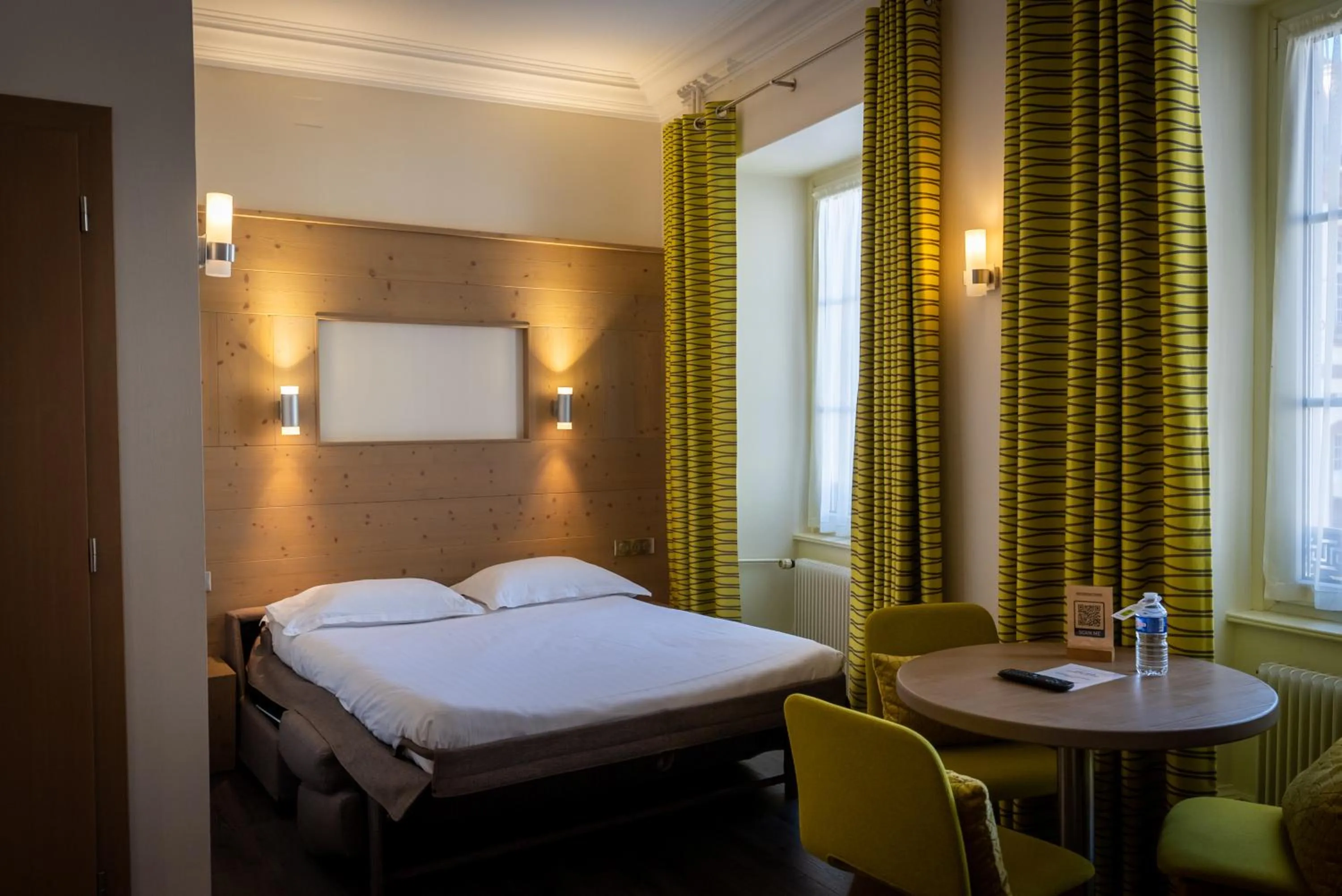 Bed in Logis Hôtel de la Tour