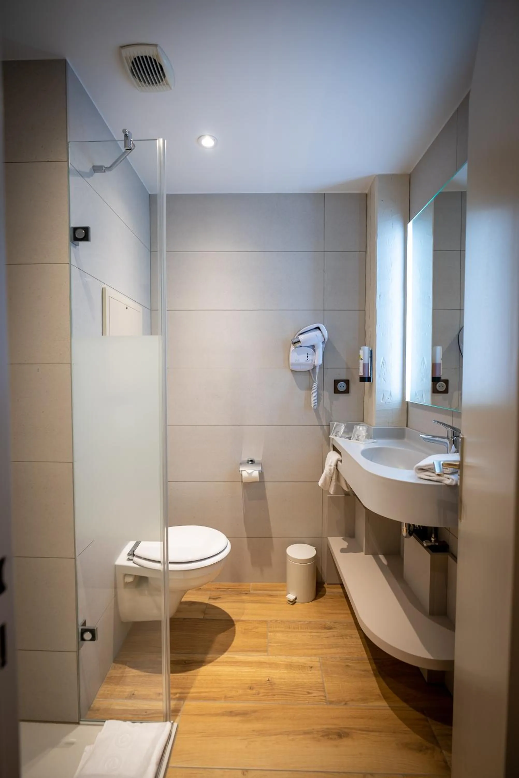 Shower in Logis Hôtel de la Tour