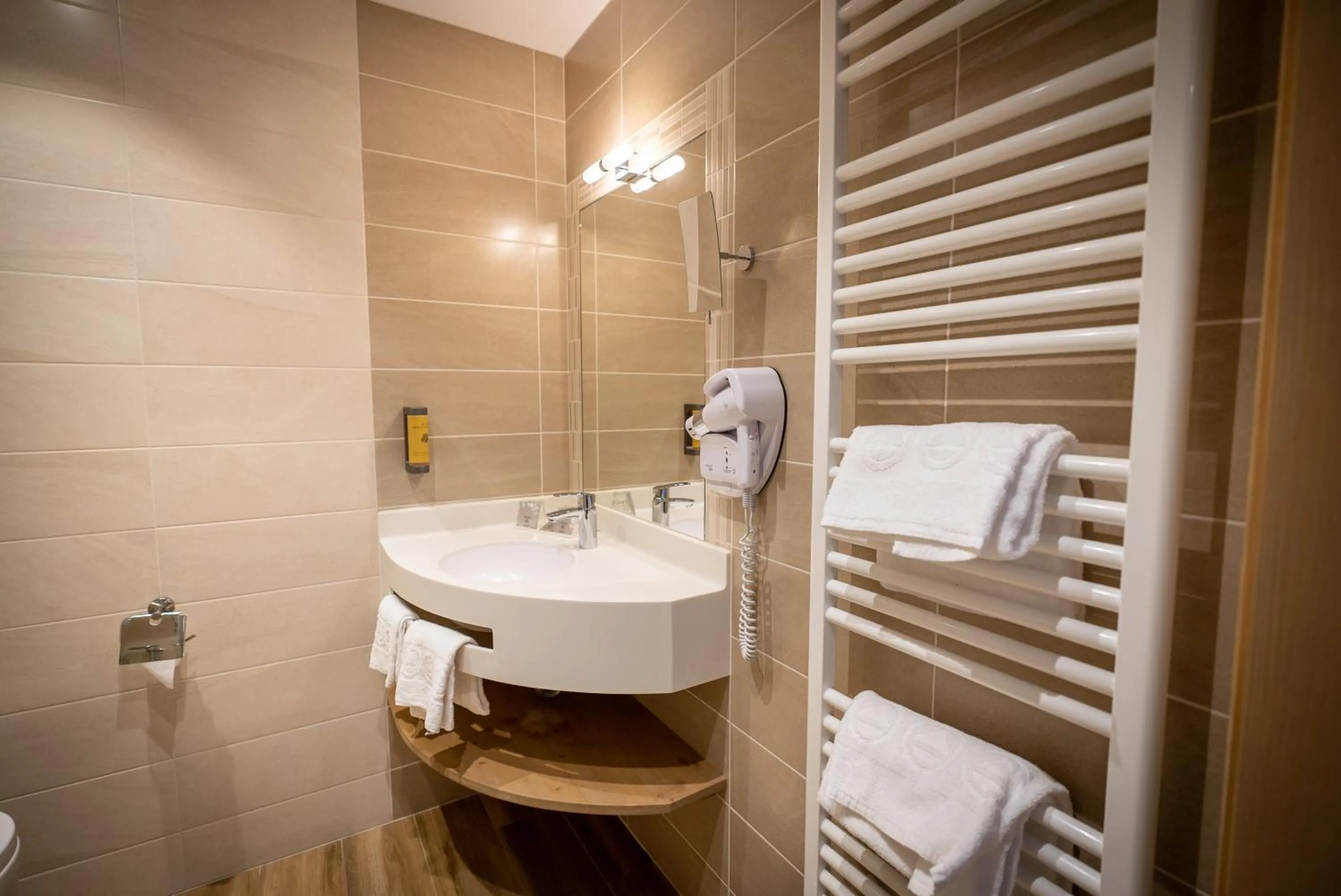 Bathroom in Logis Hôtel de la Tour