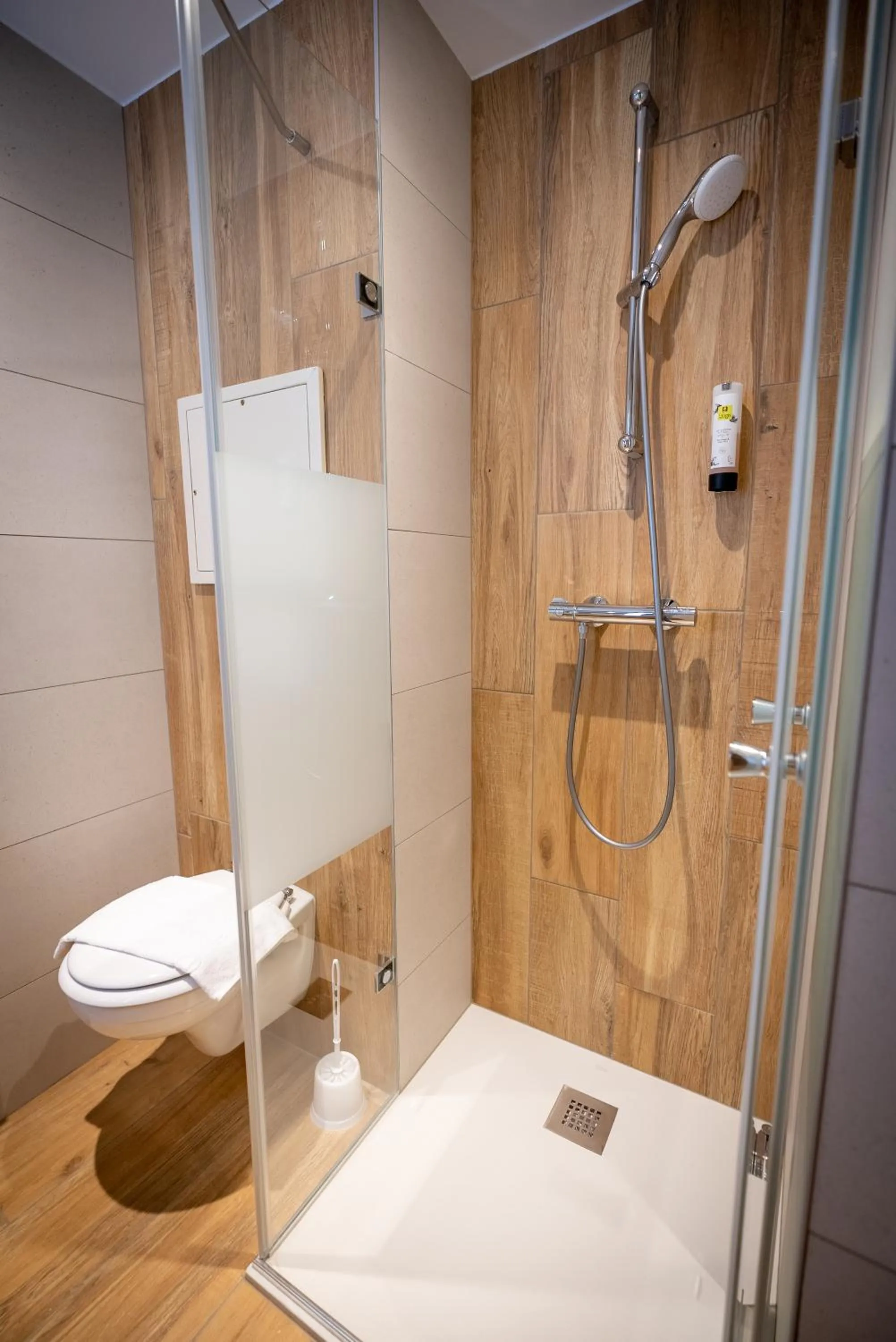 Shower in Logis Hôtel de la Tour