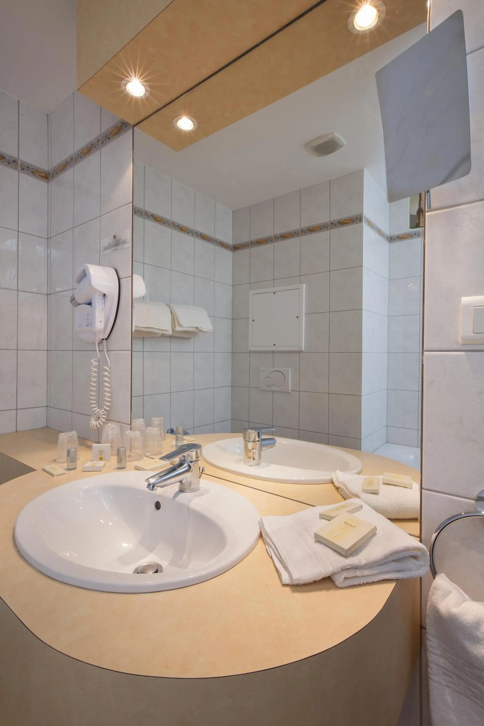 Bathroom in Logis Hôtel de la Tour