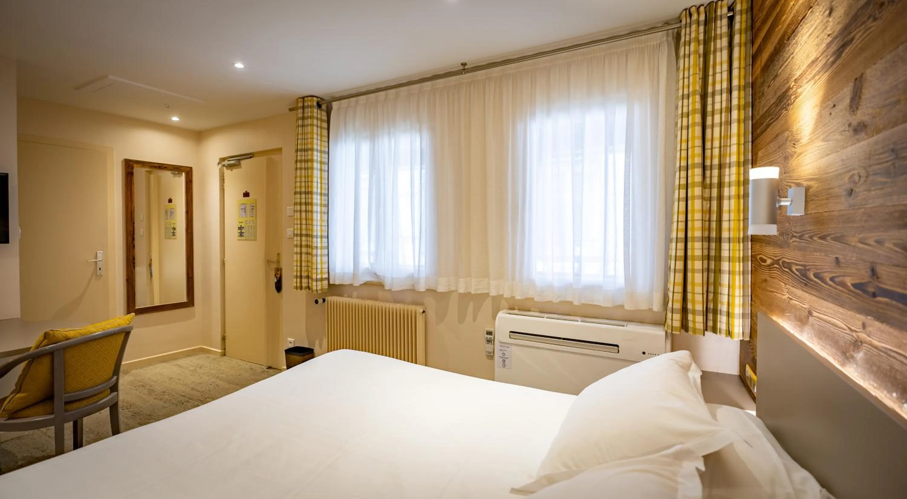 Bed in Logis Hôtel de la Tour