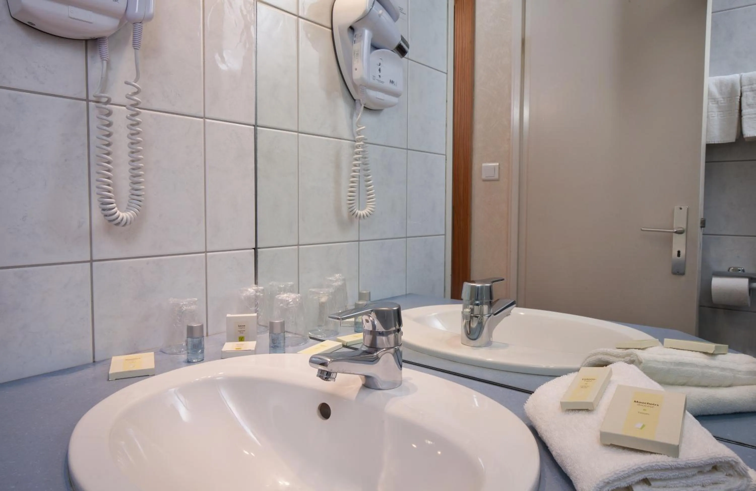 Bathroom in Logis Hôtel de la Tour