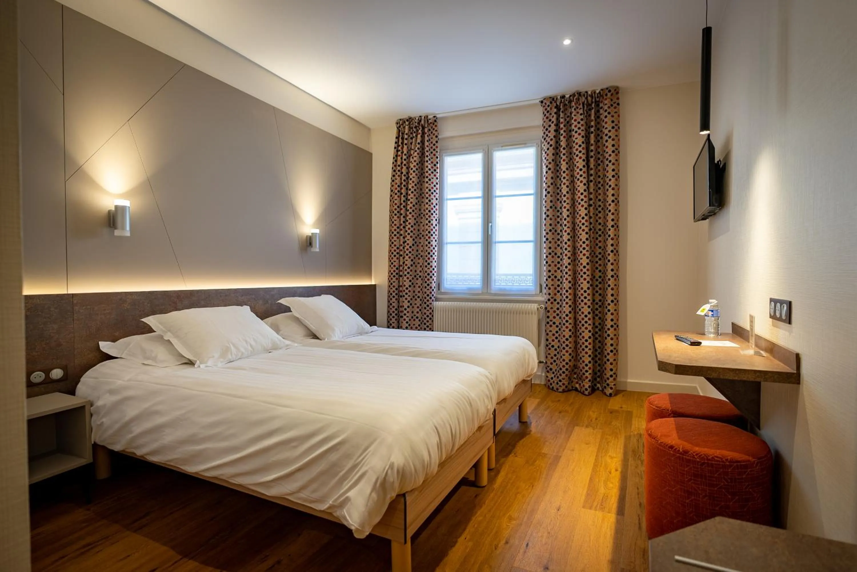 Bed in Logis Hôtel de la Tour