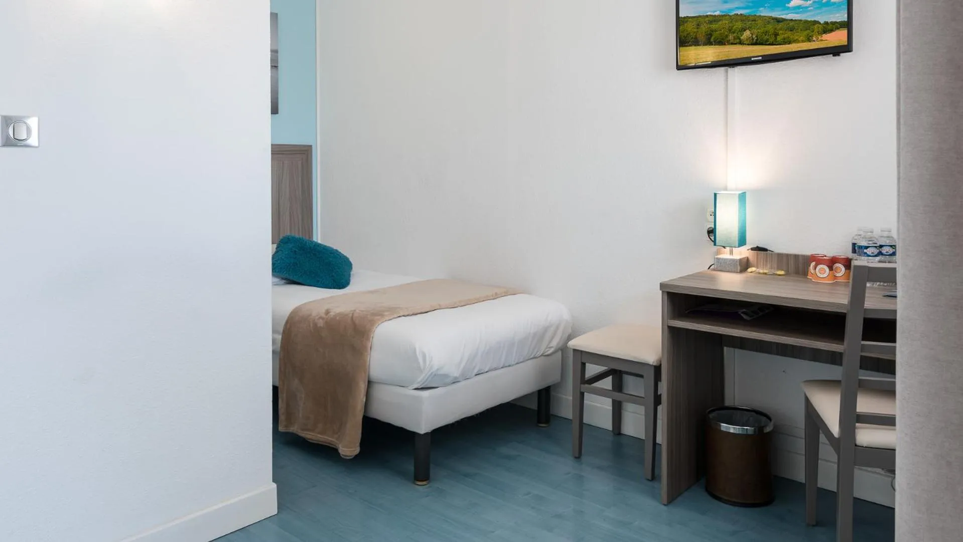 Bedroom, Bed in Hôtel Restaurant L'Evidence