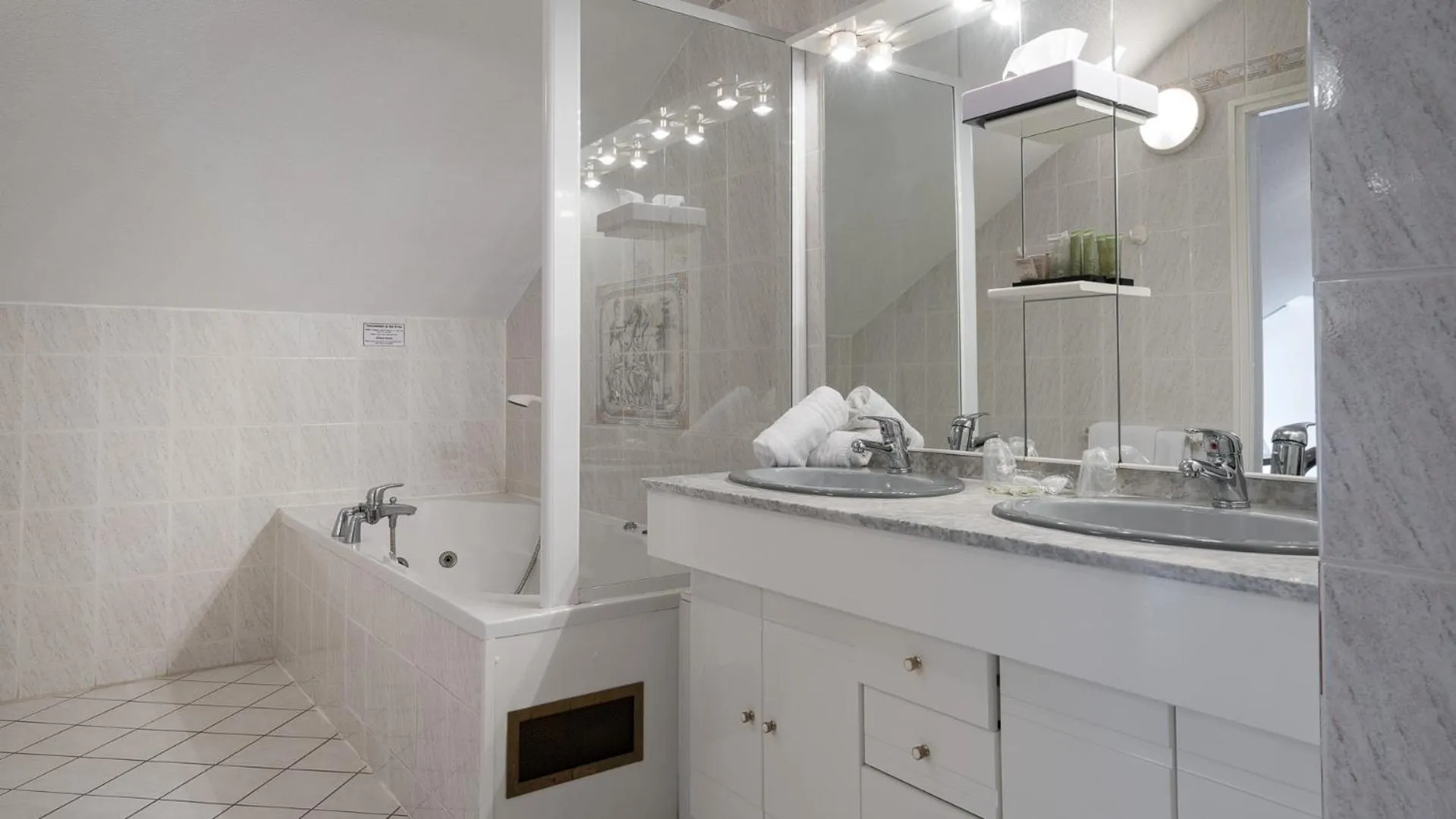 Bathroom in Hôtel Restaurant L'Evidence