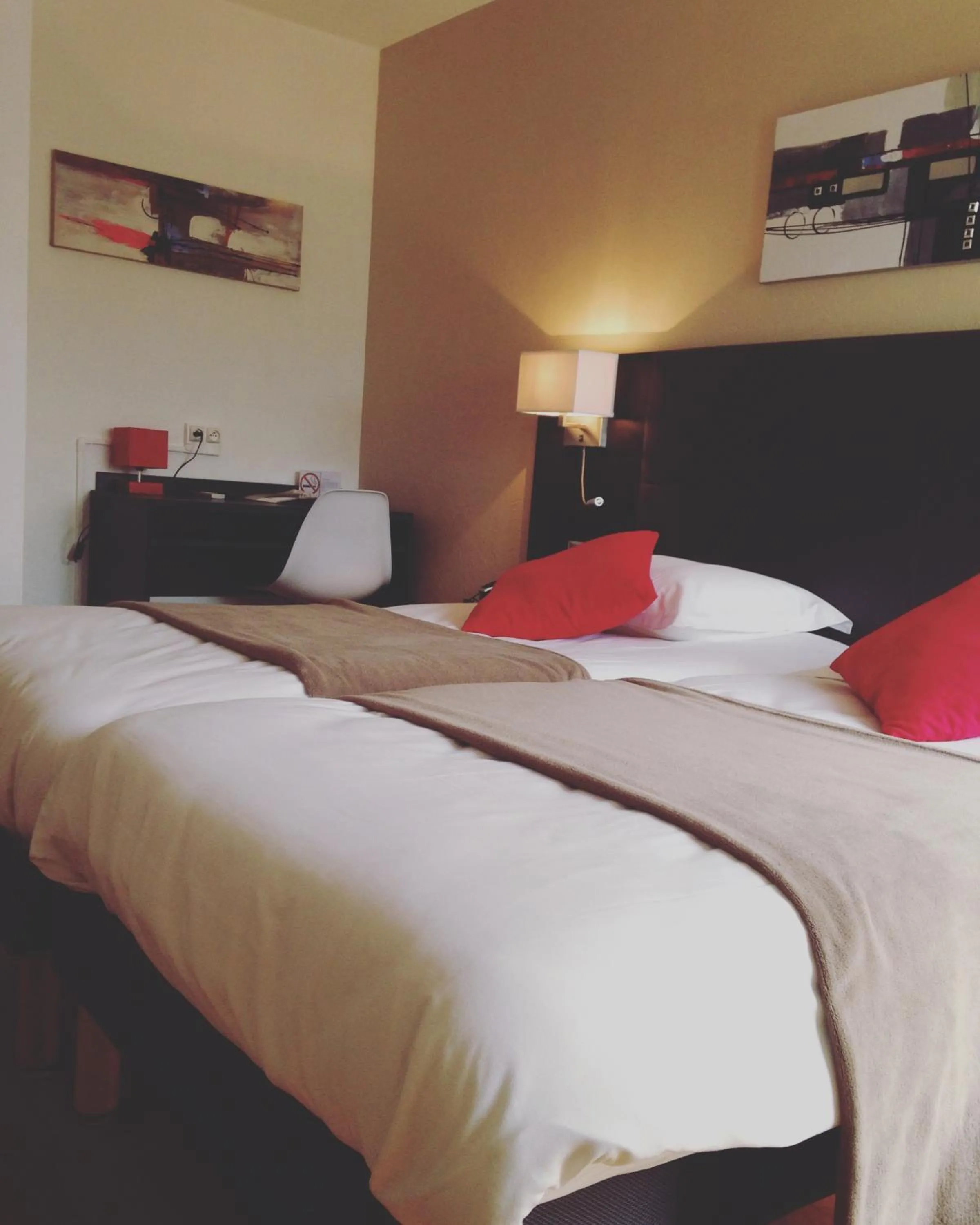 Bedroom, Bed in Hôtel Restaurant L'Evidence