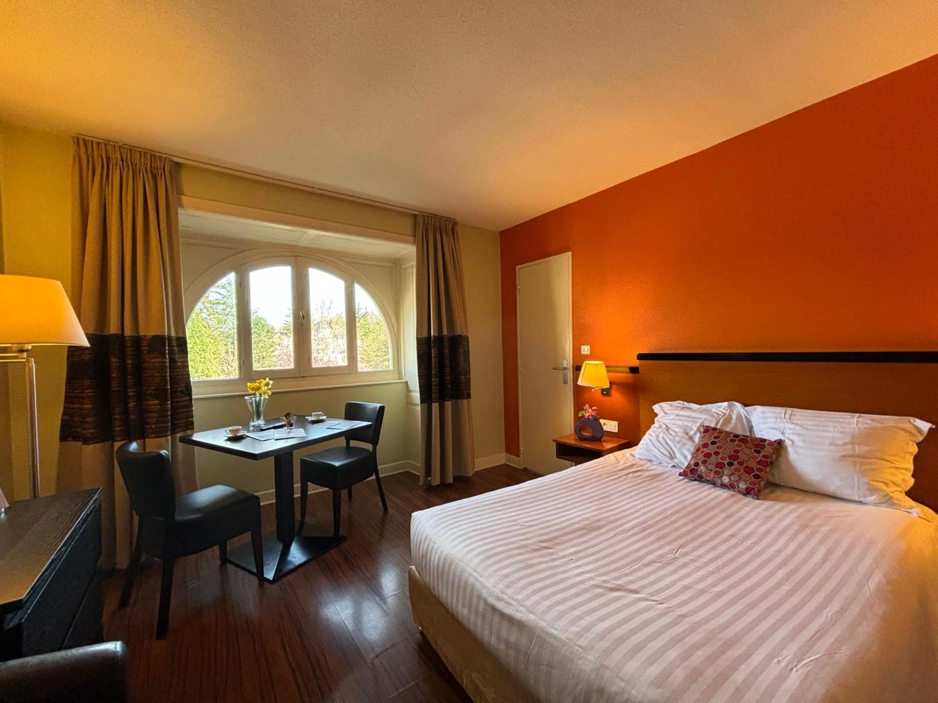 Bed in Garden & City Luxeuil Ex Le Métropole et Les Thermes