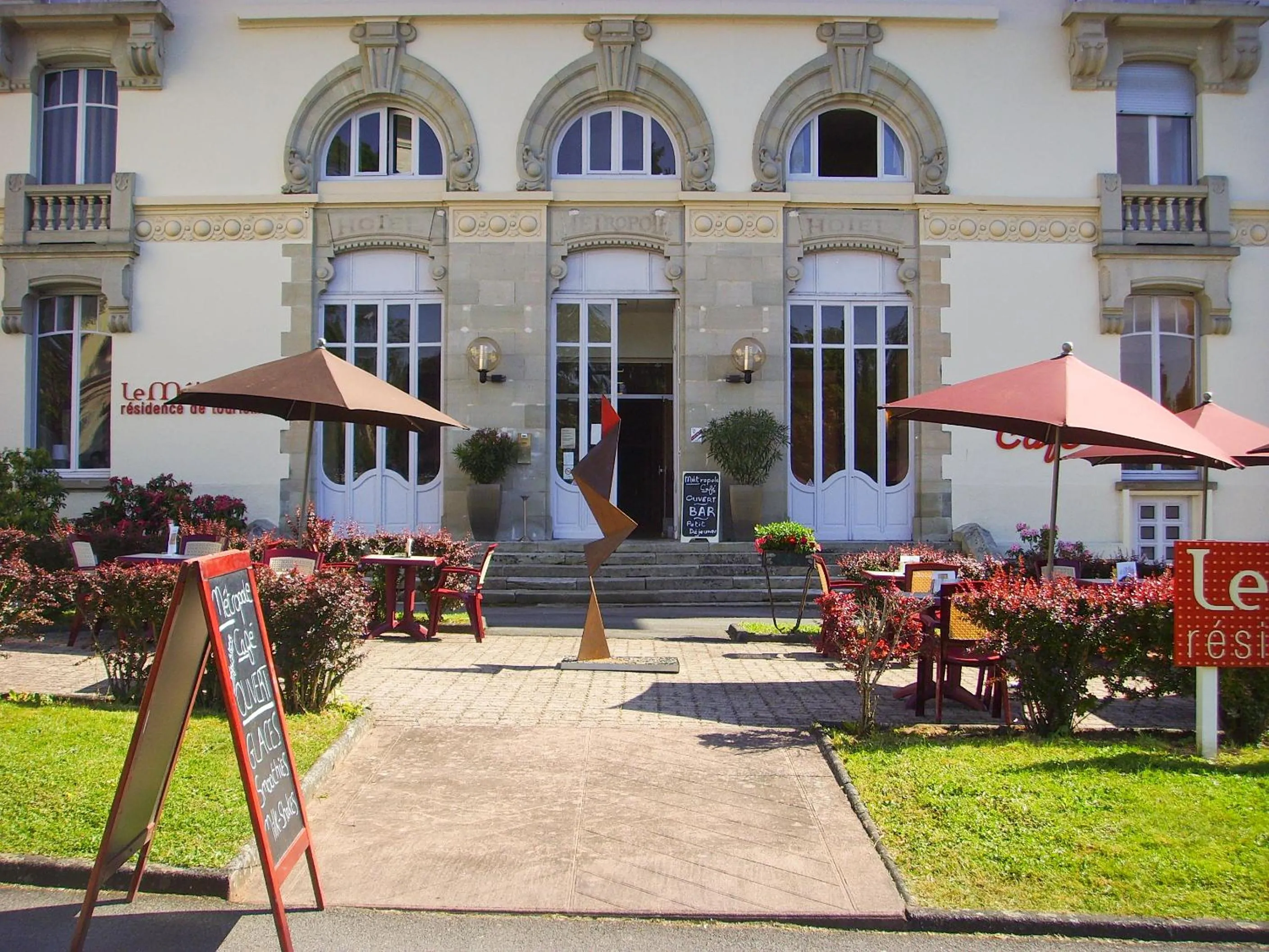 Property building in Garden & City Luxeuil Ex Le Métropole et Les Thermes