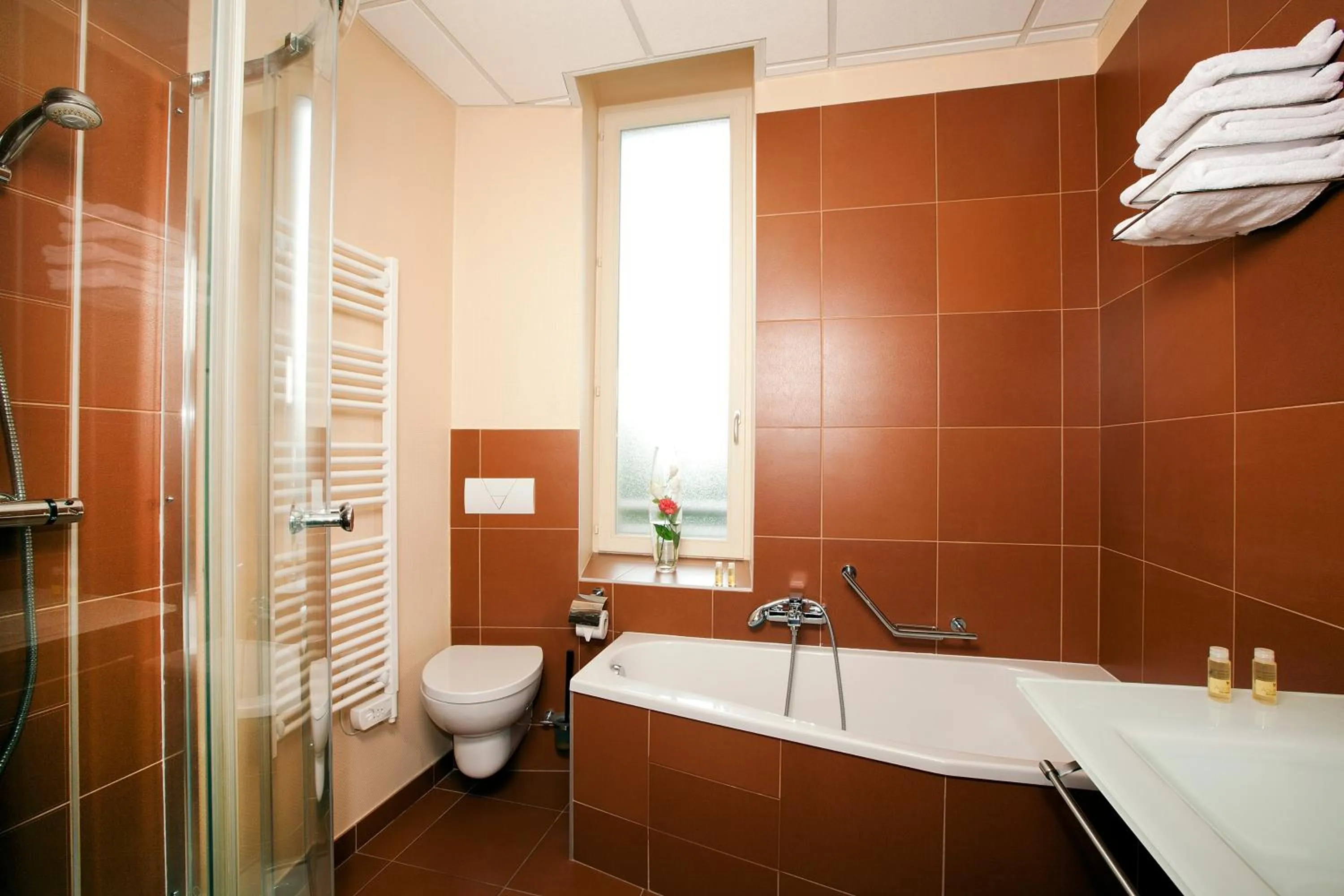 Shower in Garden & City Luxeuil Ex Le Métropole et Les Thermes