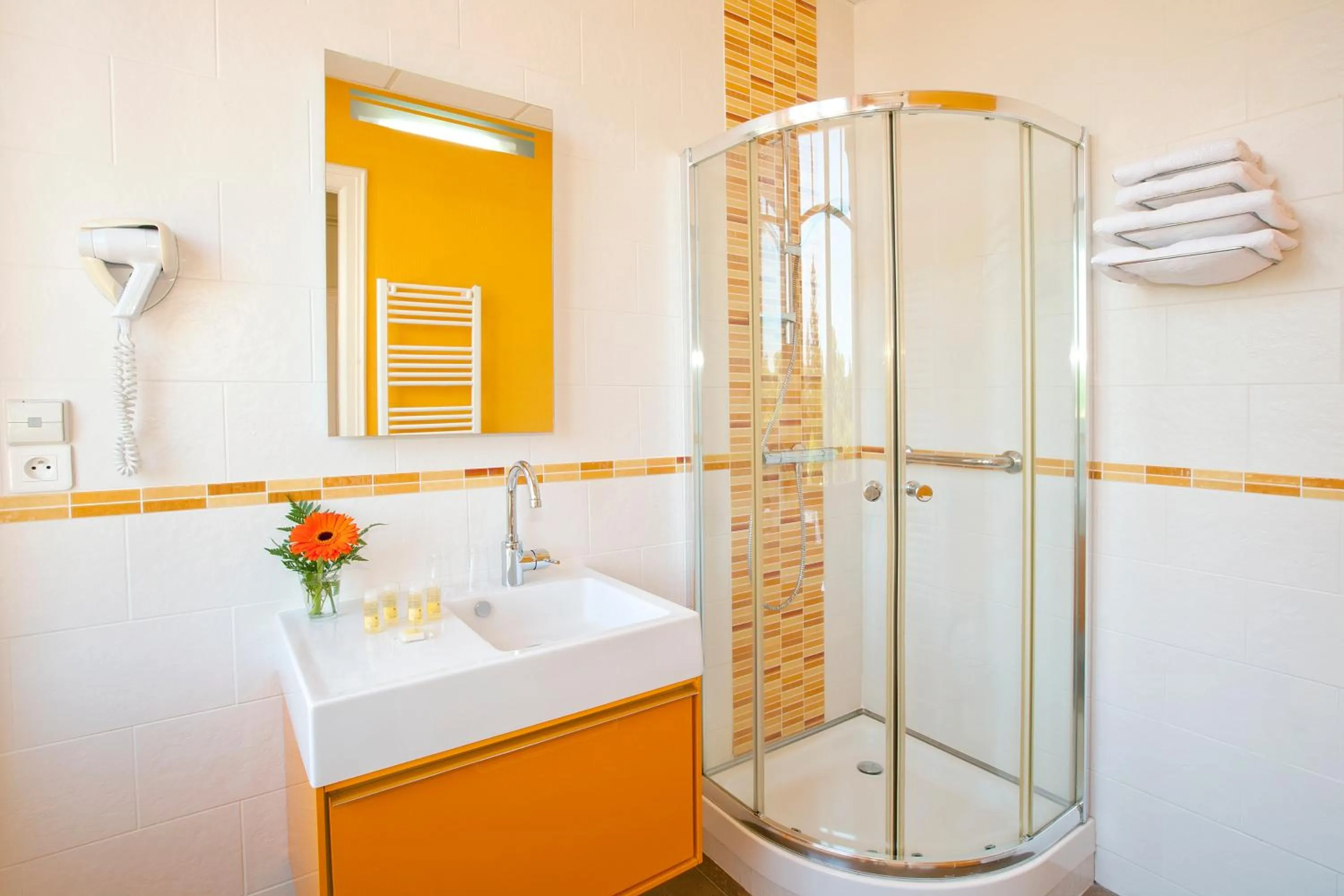 Shower in Garden & City Luxeuil Ex Le Métropole et Les Thermes