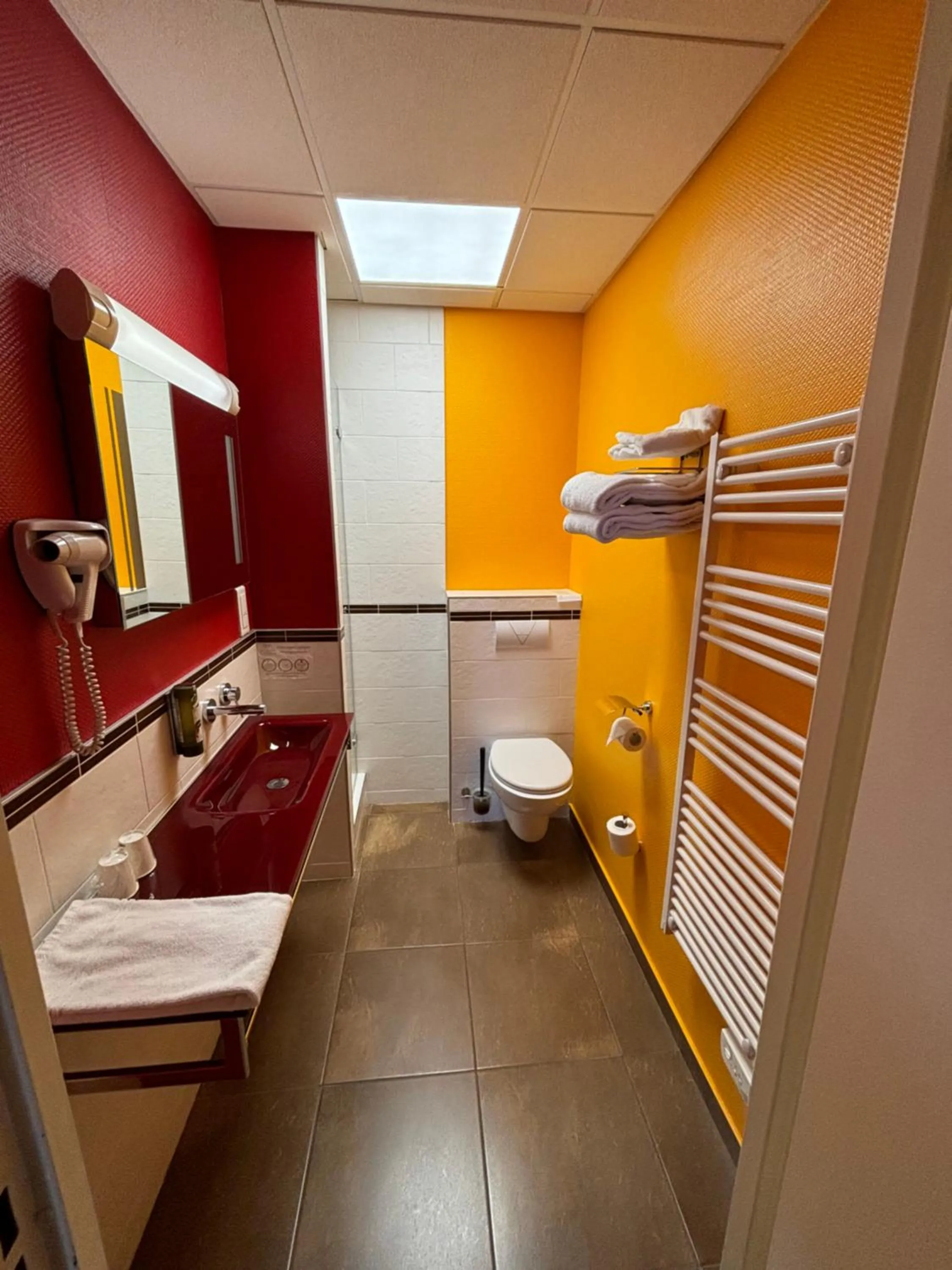 Shower in Garden & City Luxeuil Ex Le Métropole et Les Thermes