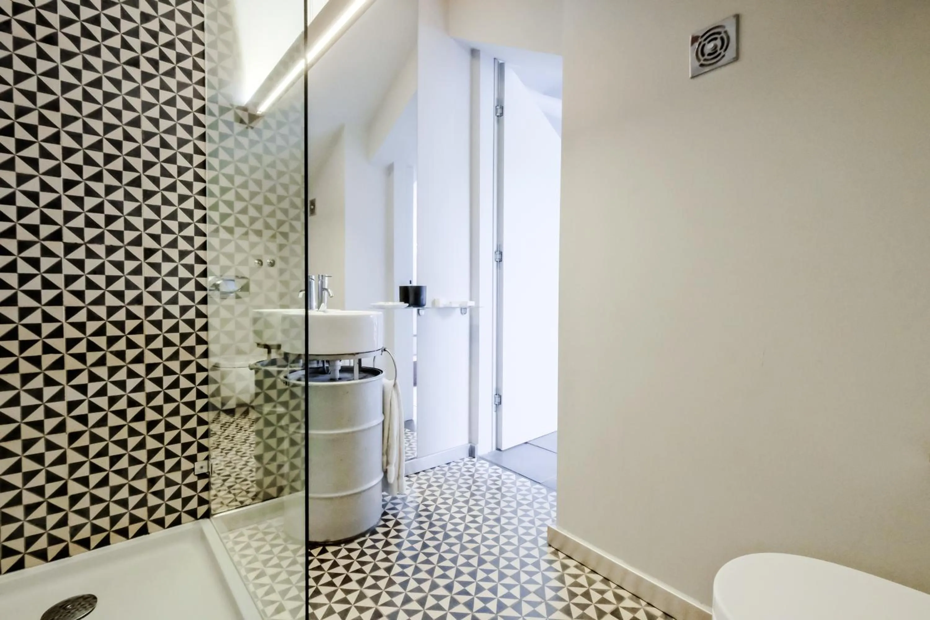 Shower in Chiado Arty Flats
