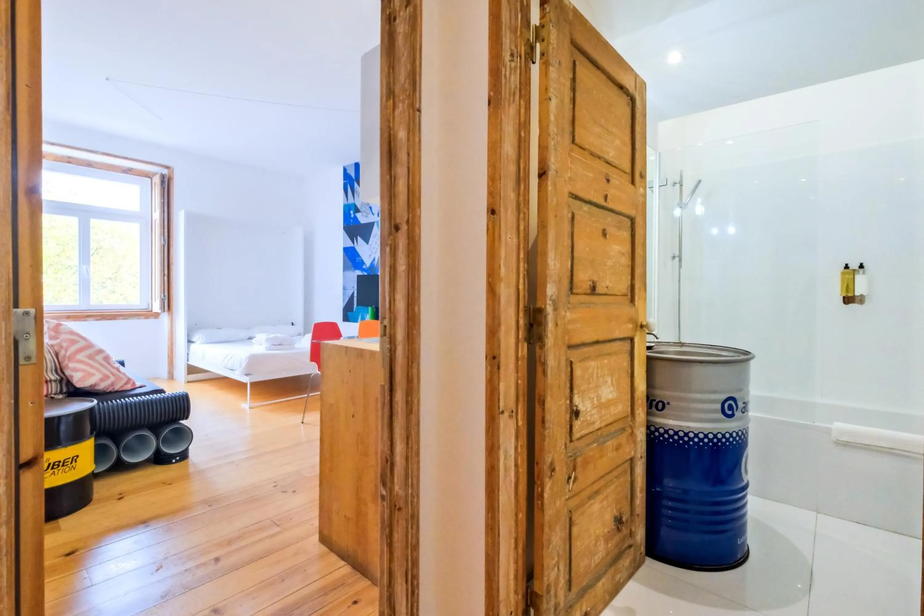 Bathroom, Bed in Chiado Arty Flats