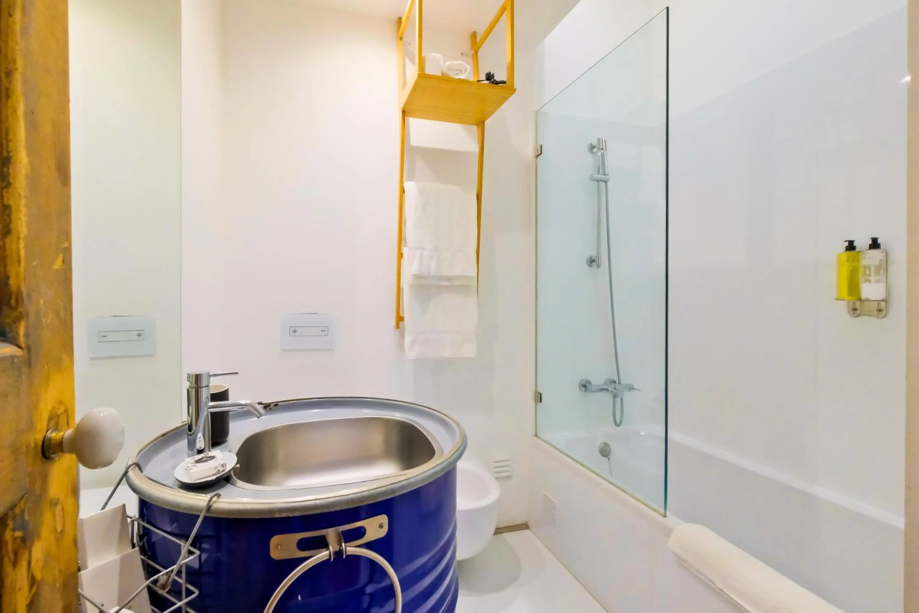 Bathroom in Chiado Arty Flats