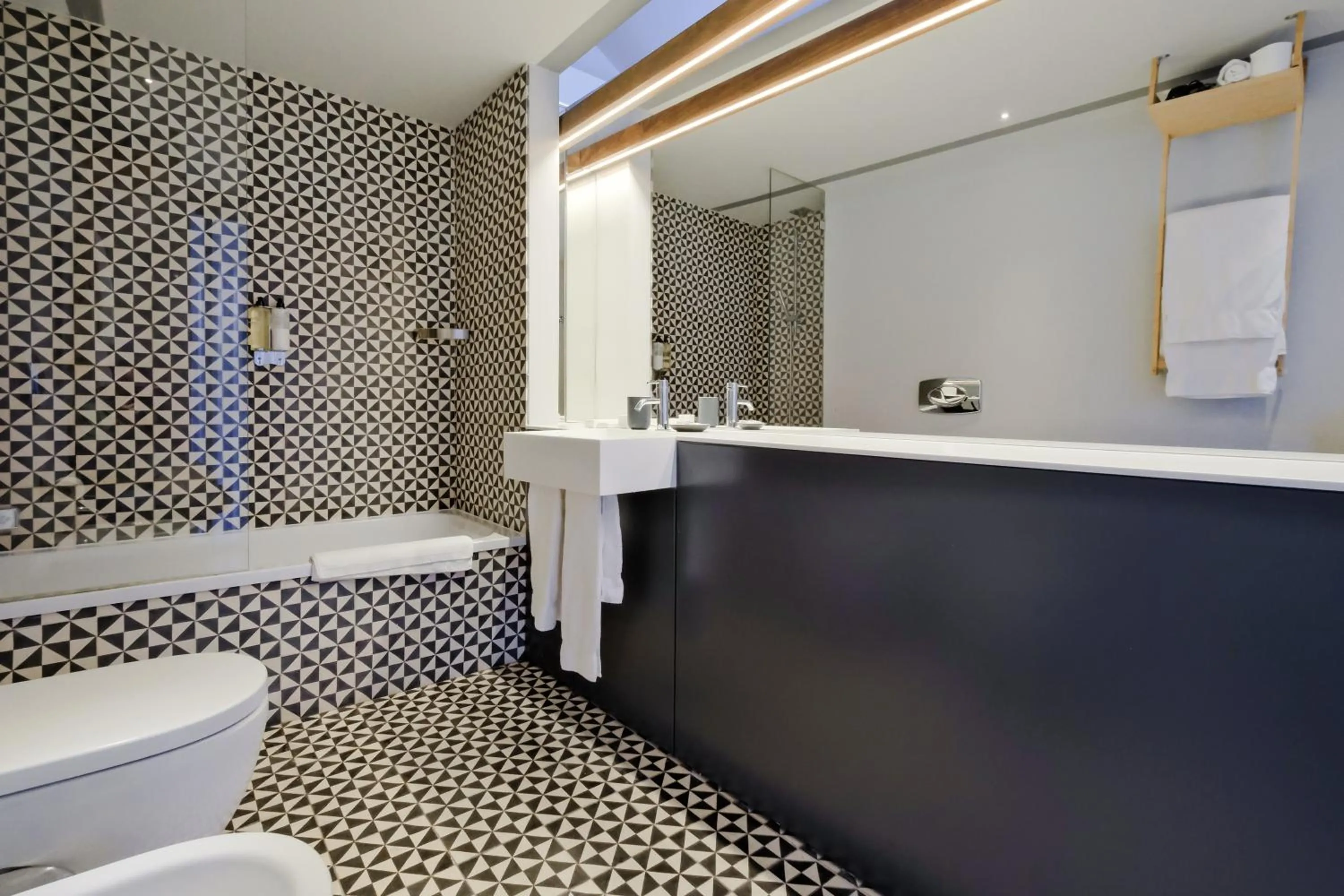 Shower in Chiado Arty Flats