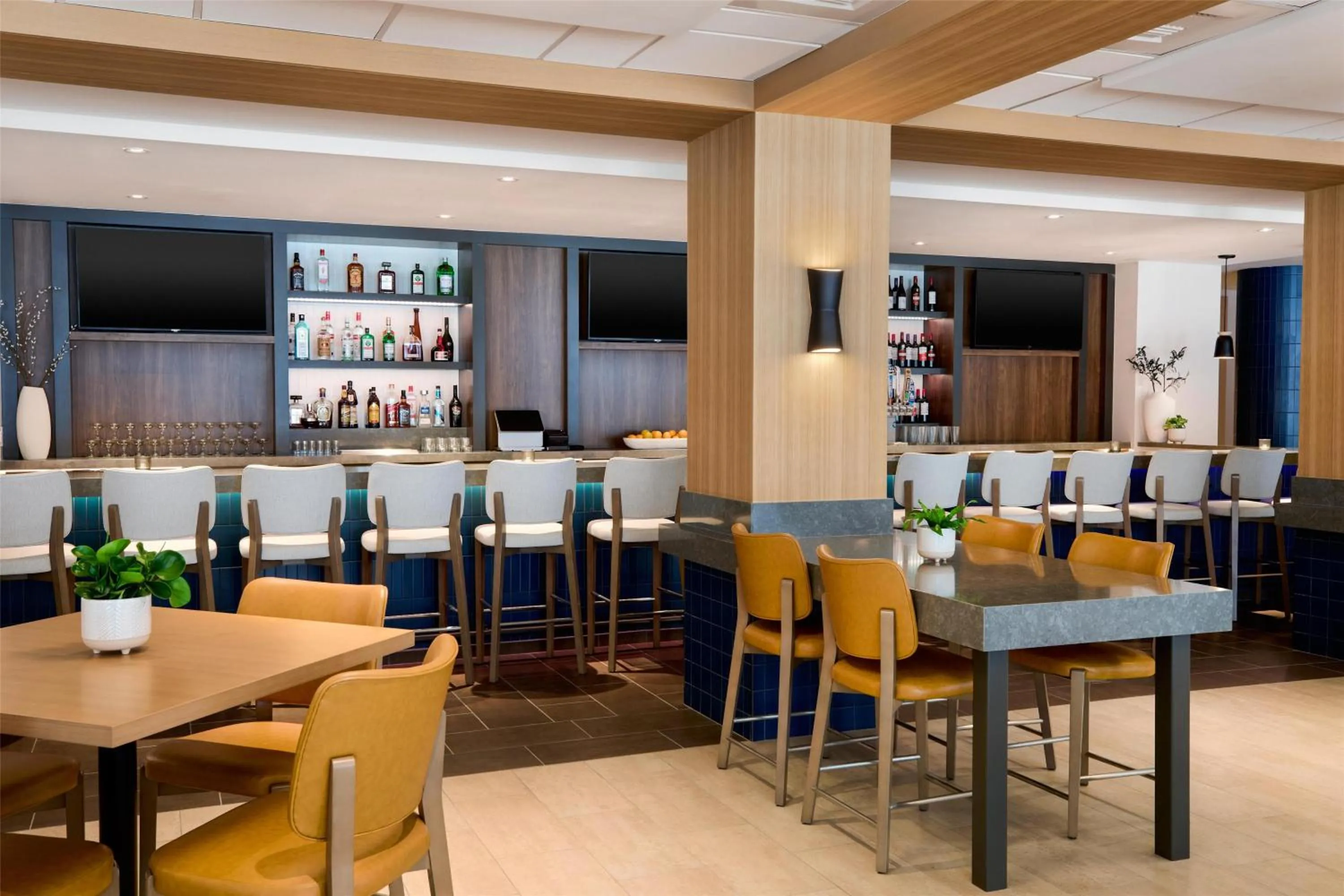 Lounge or bar in Hilton Garden Inn LAX Los Angeles Airport