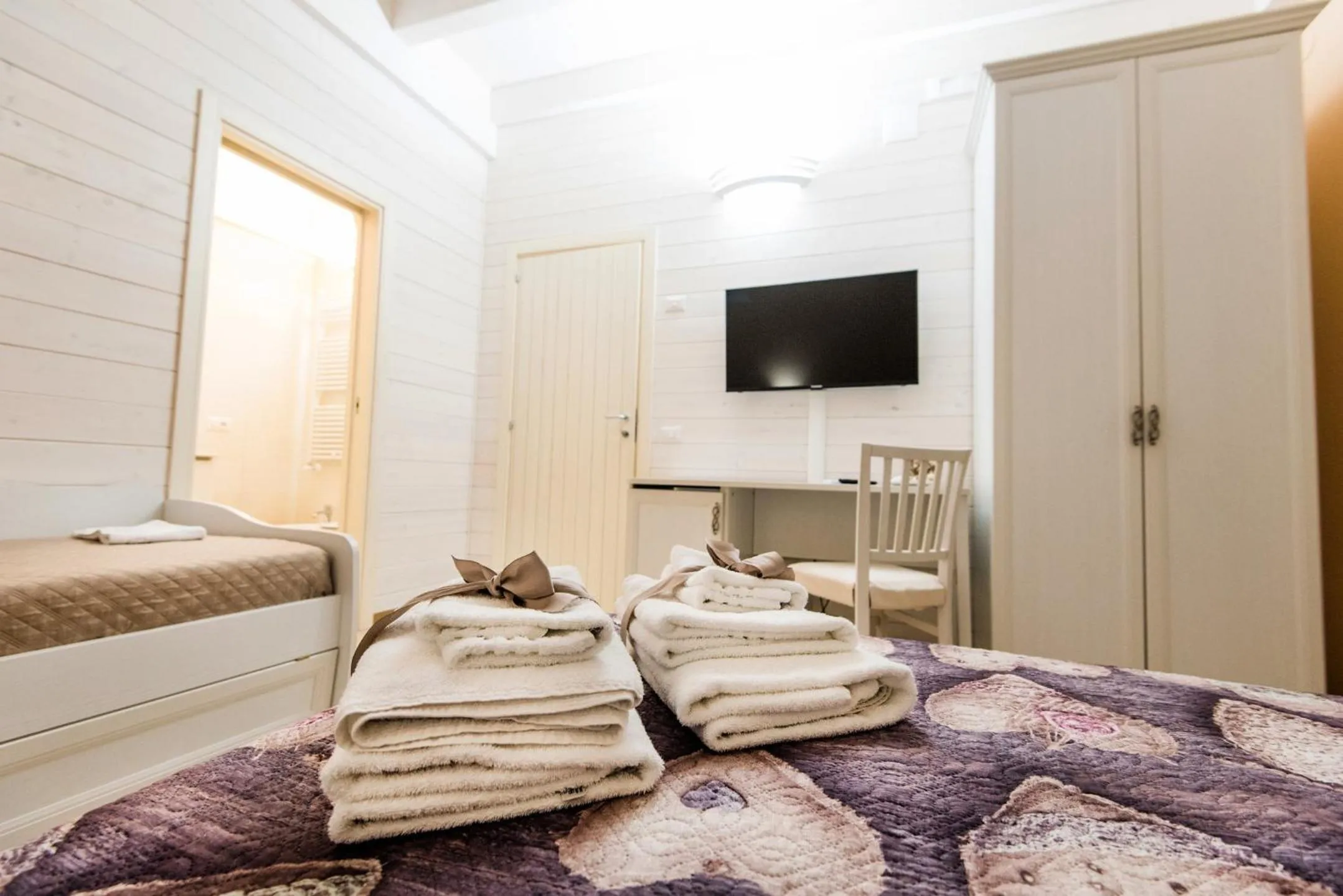 Photo of the whole room, Bed in Le Camelie