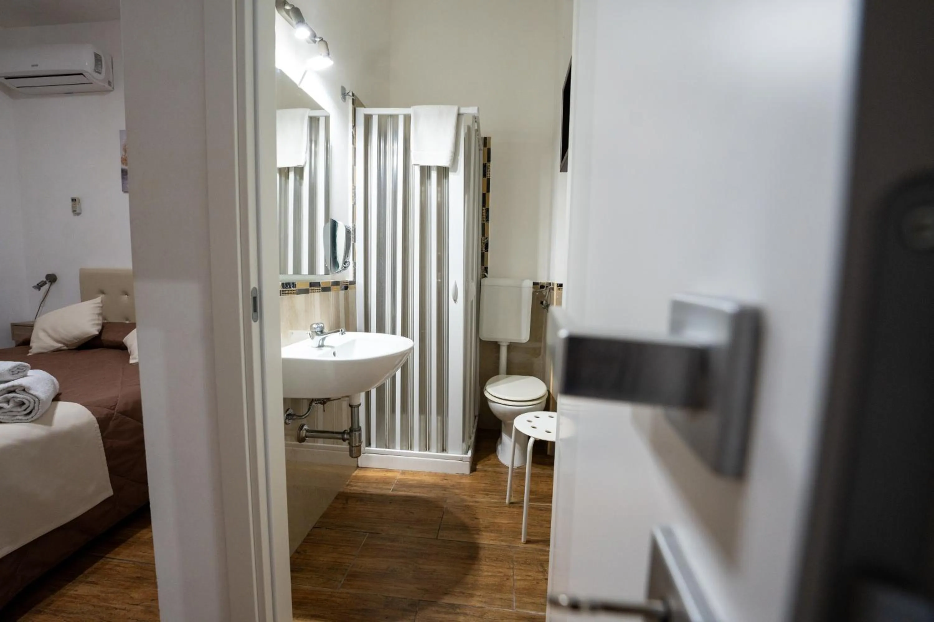 Toilet, Bed in B&B Villa Achibea