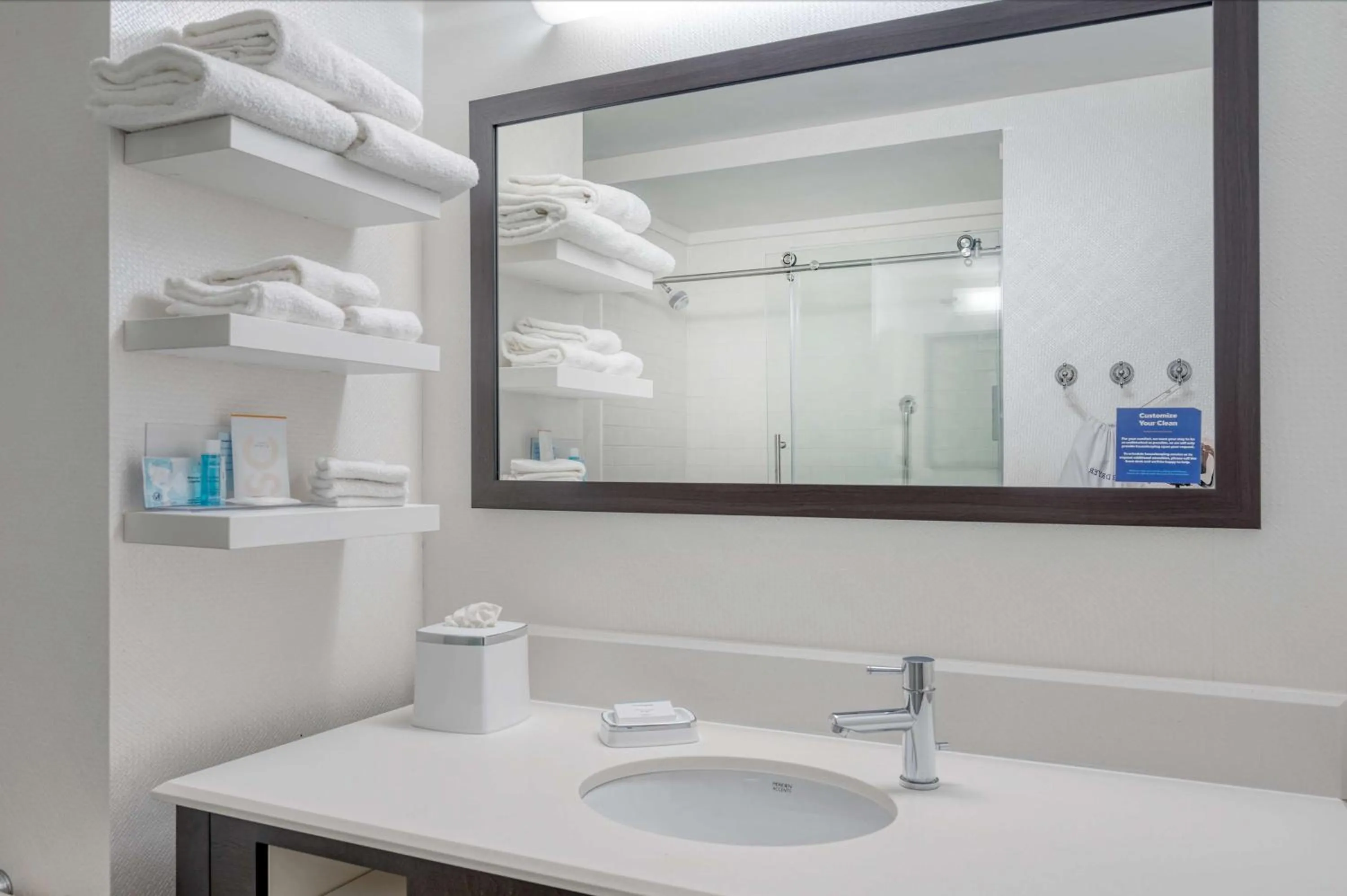 Bathroom in Hampton Inn St. Louis/Collinsville