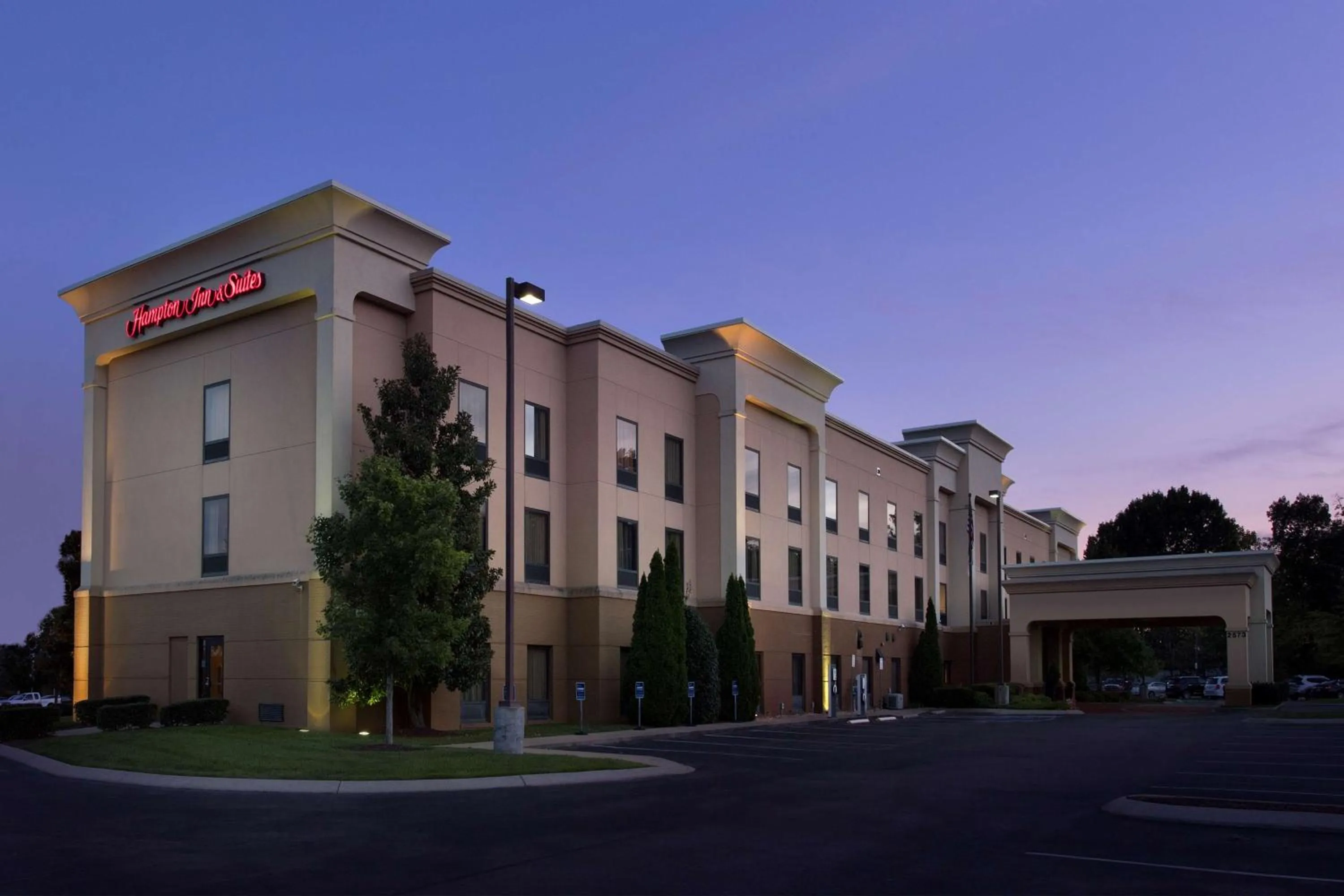 Property building in Hampton Inn & Suites Nashville-Smyrna