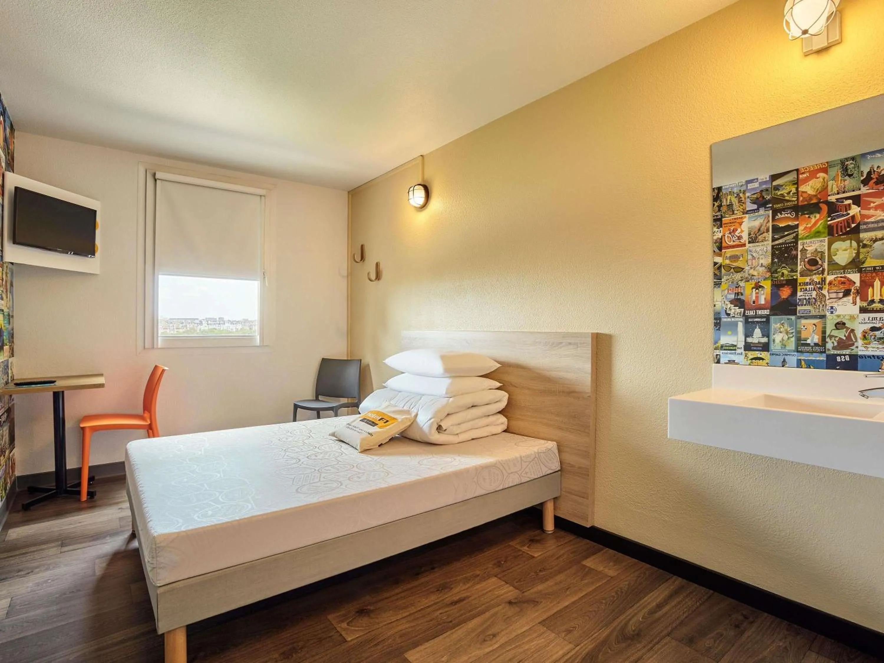 Bedroom, Bed in hotelF1 Roissy CDG Pn2