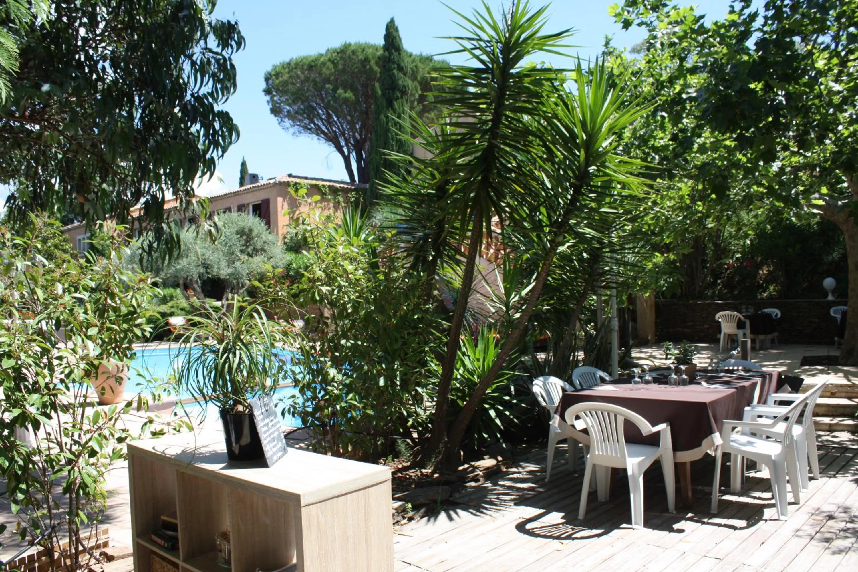 Restaurant/places to eat in Athénopolis