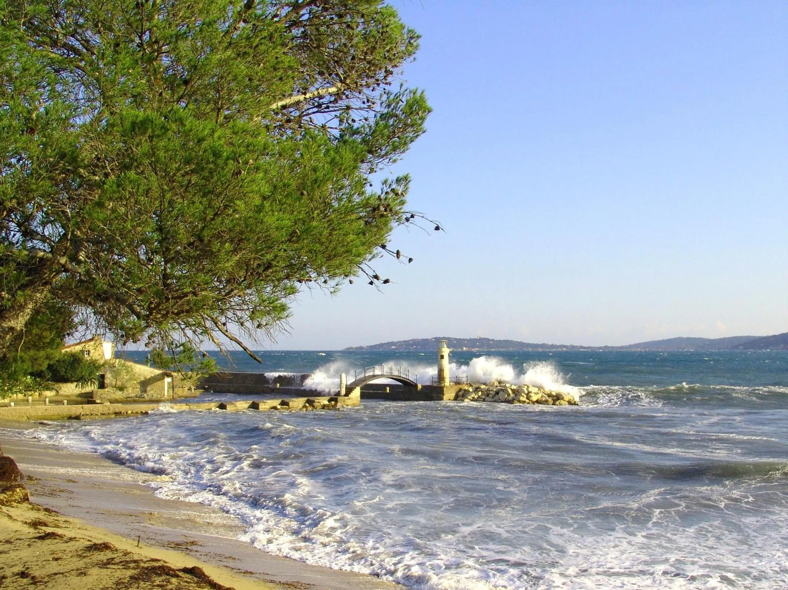 Nearby landmark in Athénopolis