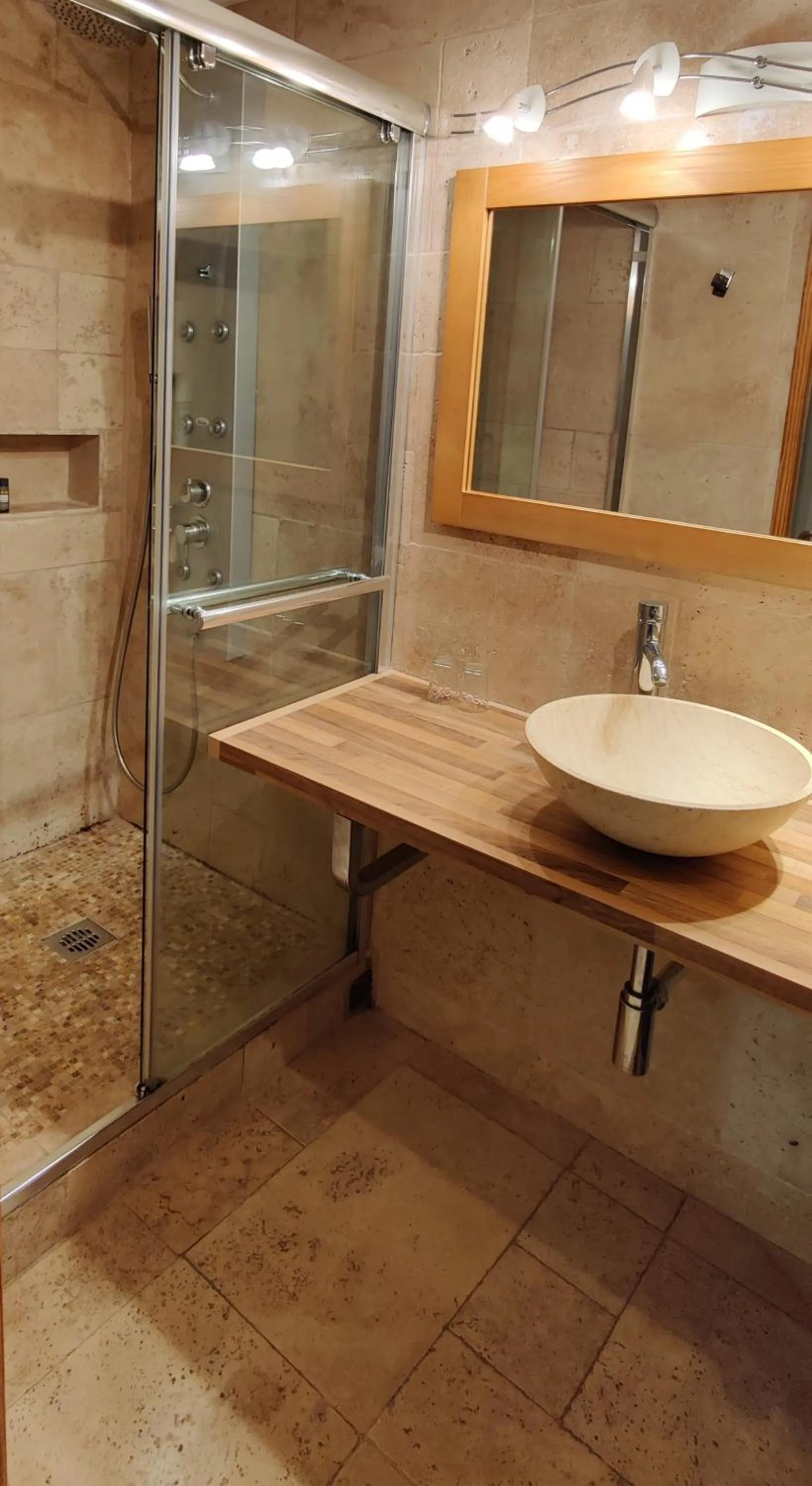 Shower in Athénopolis