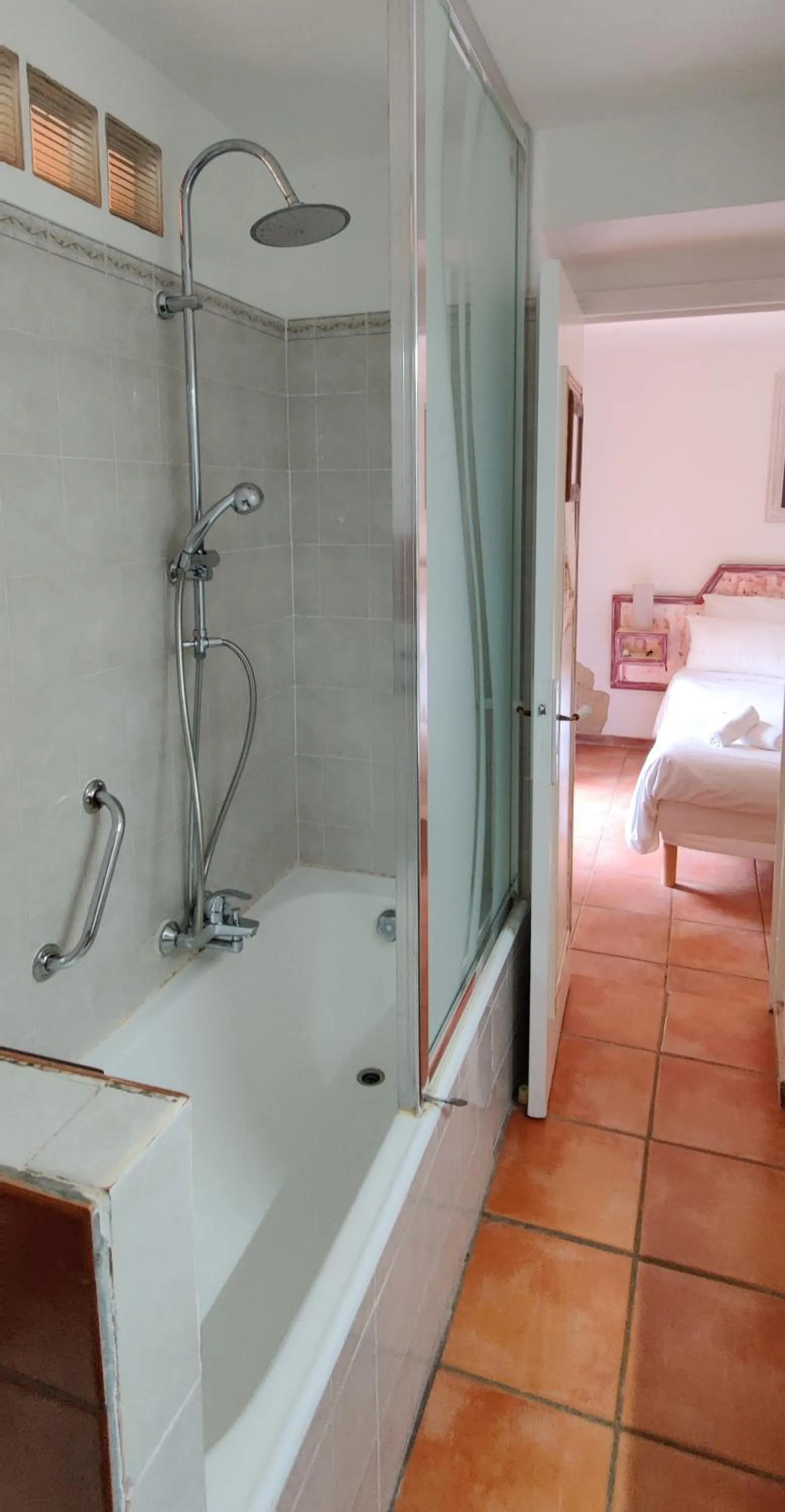 Bathroom in Athénopolis