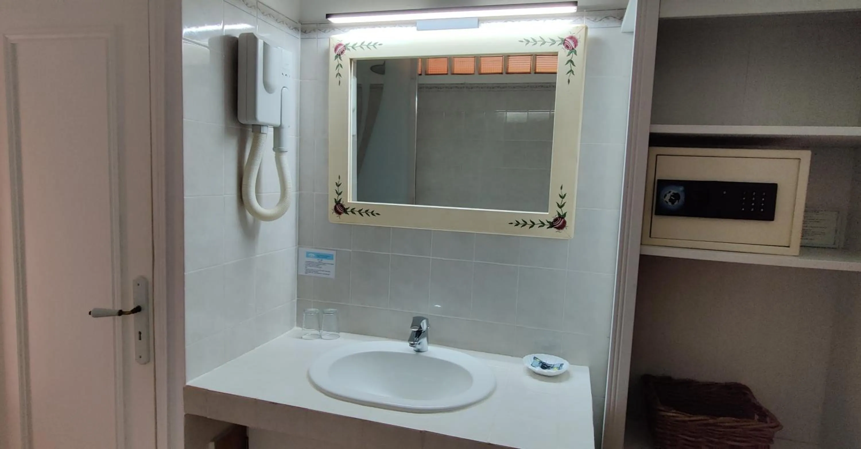 Bathroom in Athénopolis