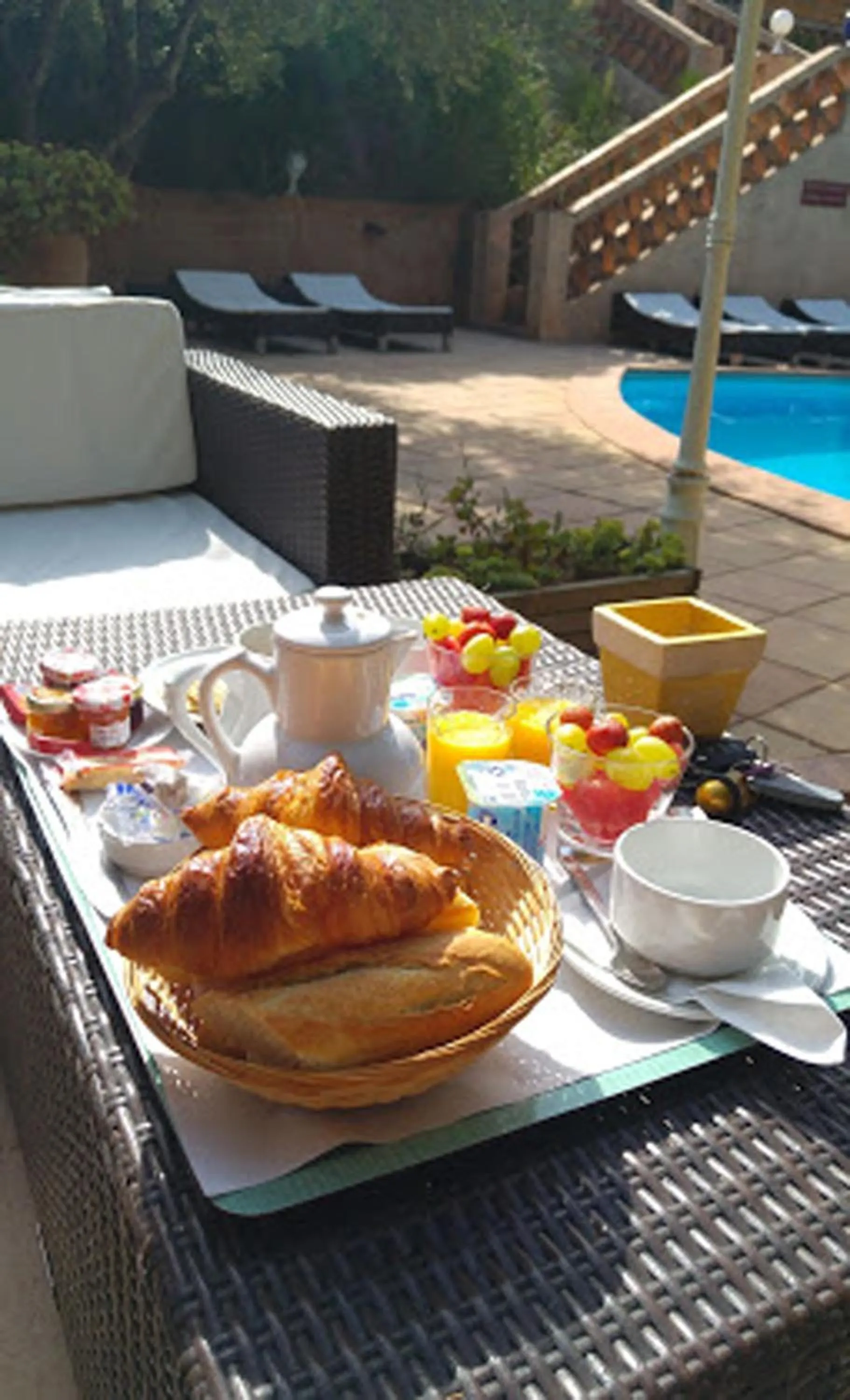 Continental breakfast in Athénopolis
