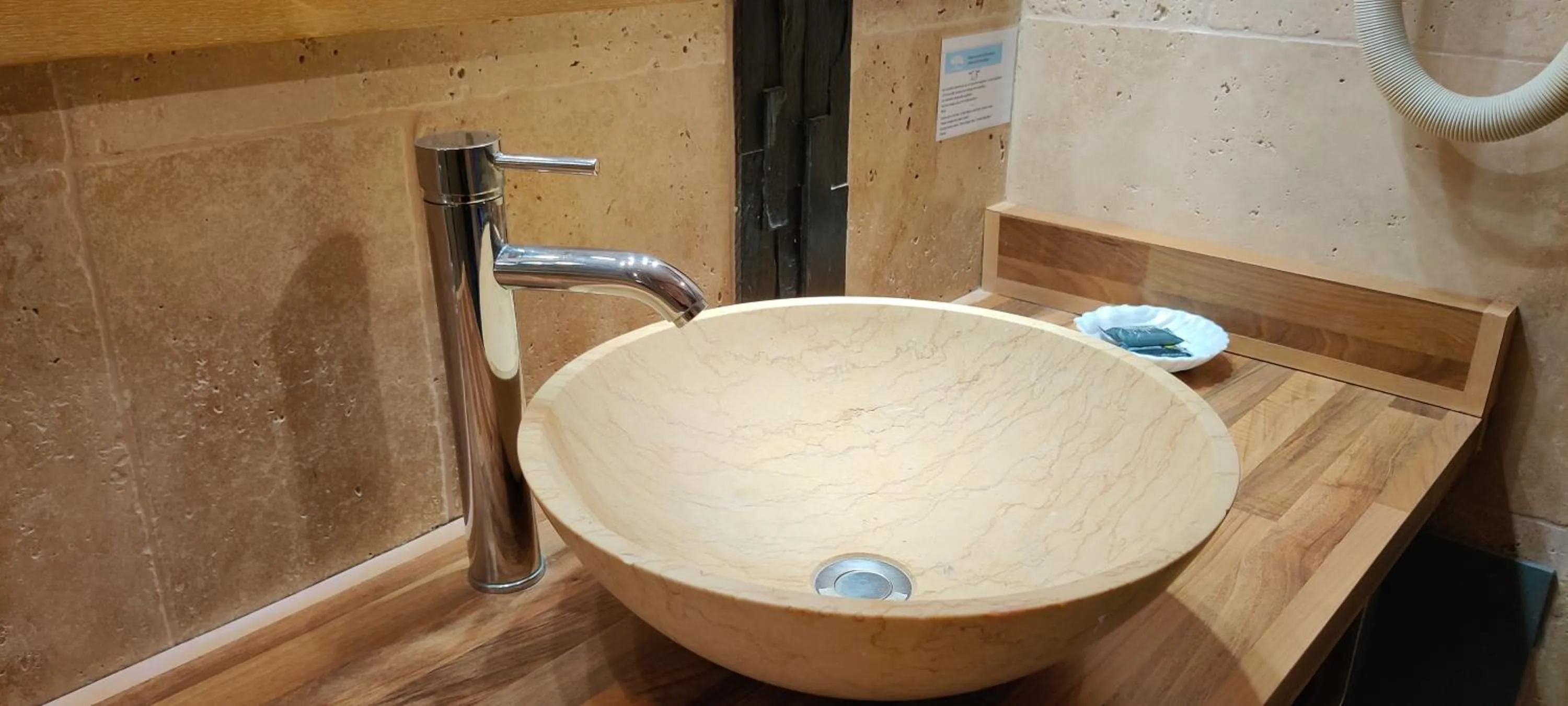 Bathroom in Athénopolis