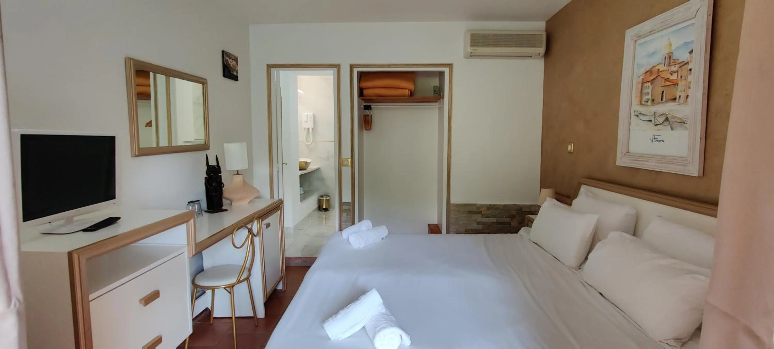 Photo of the whole room in Athénopolis