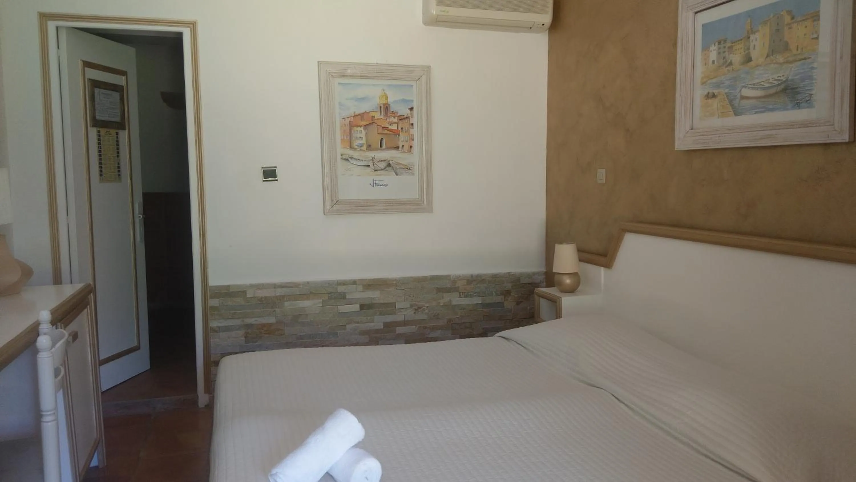 Photo of the whole room in Athénopolis