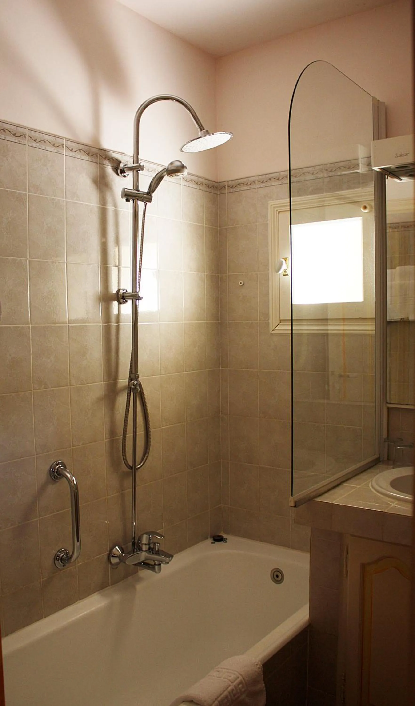 Bathroom in Athénopolis