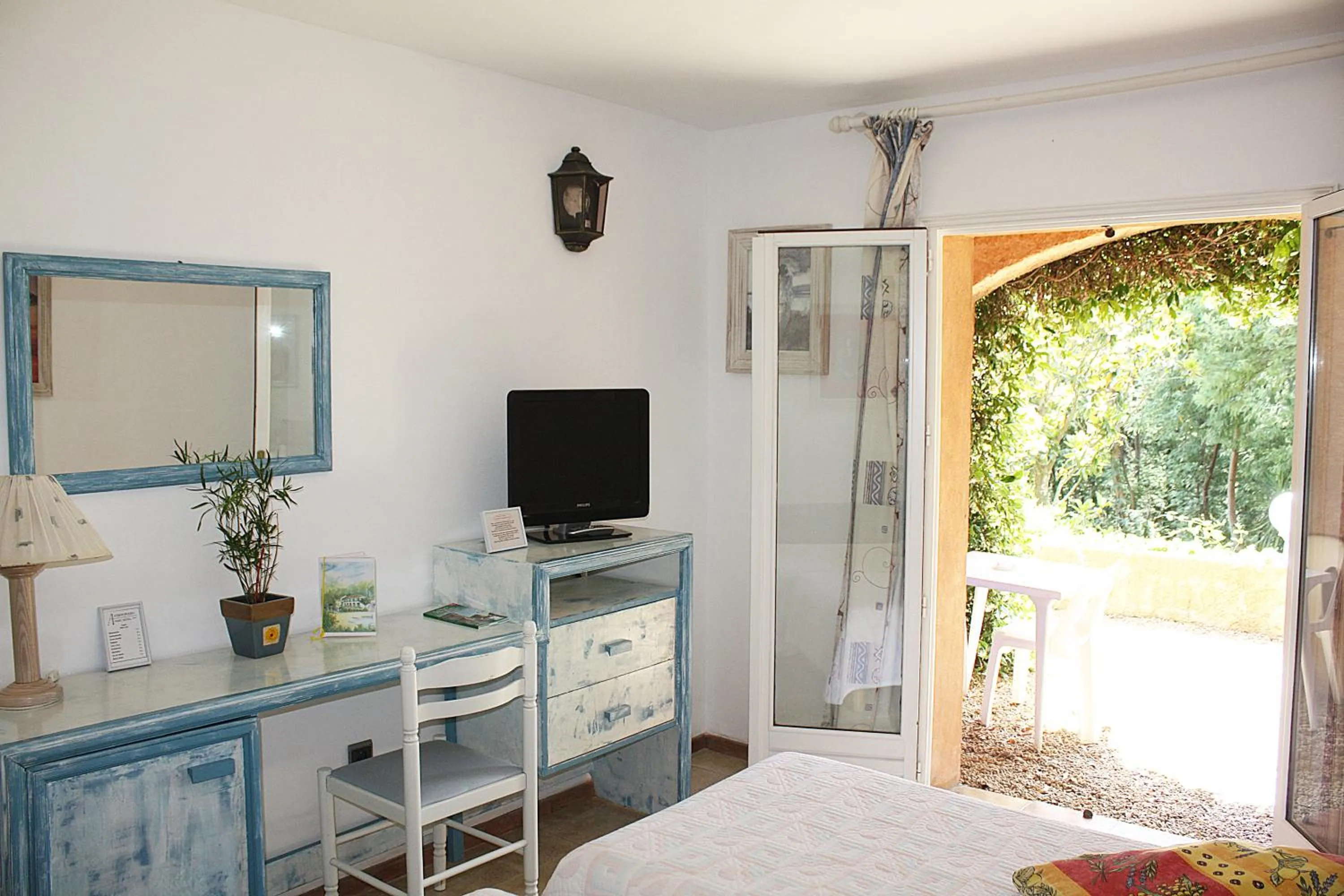 TV and multimedia in Athénopolis