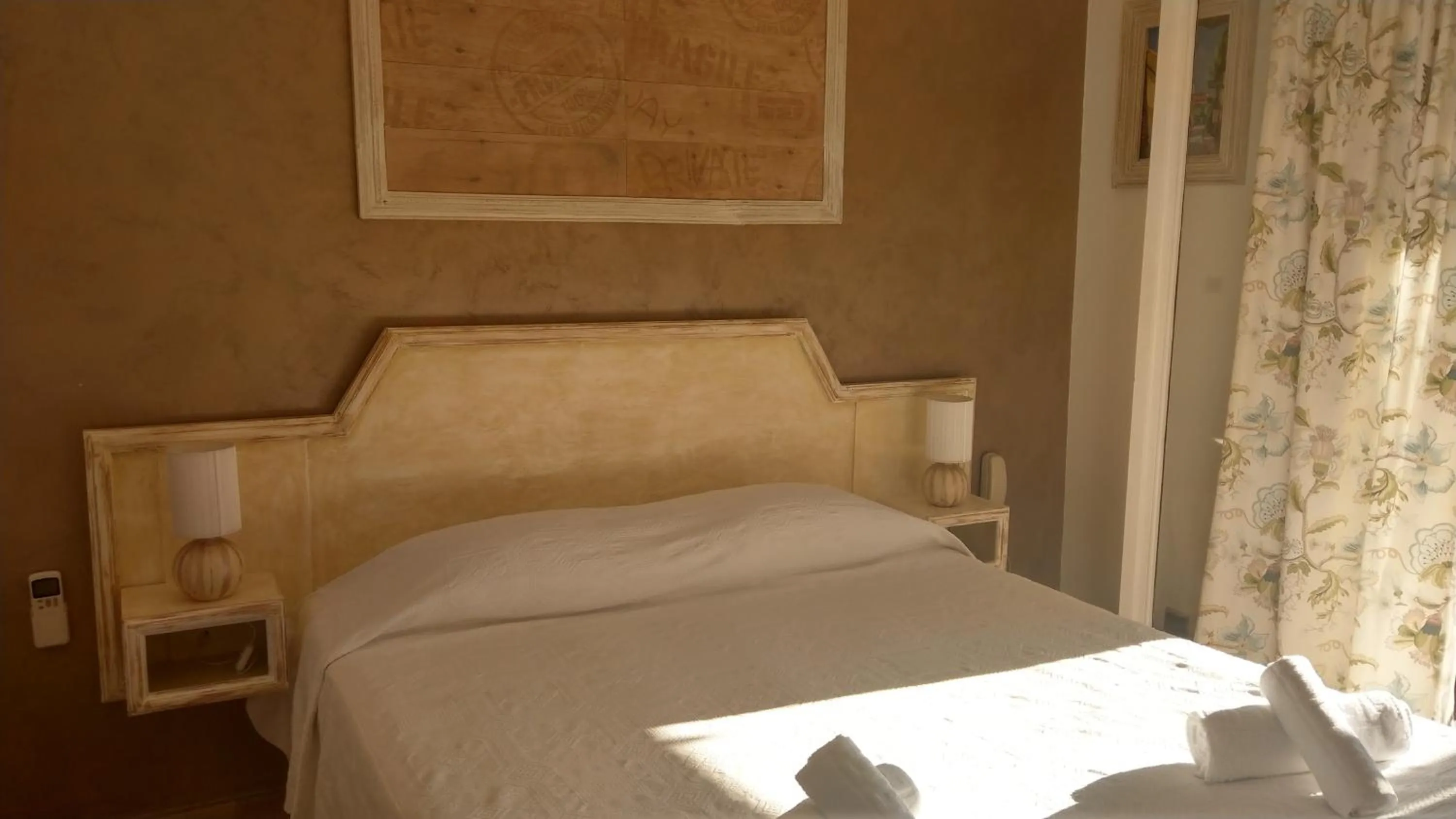 Bedroom in Athénopolis