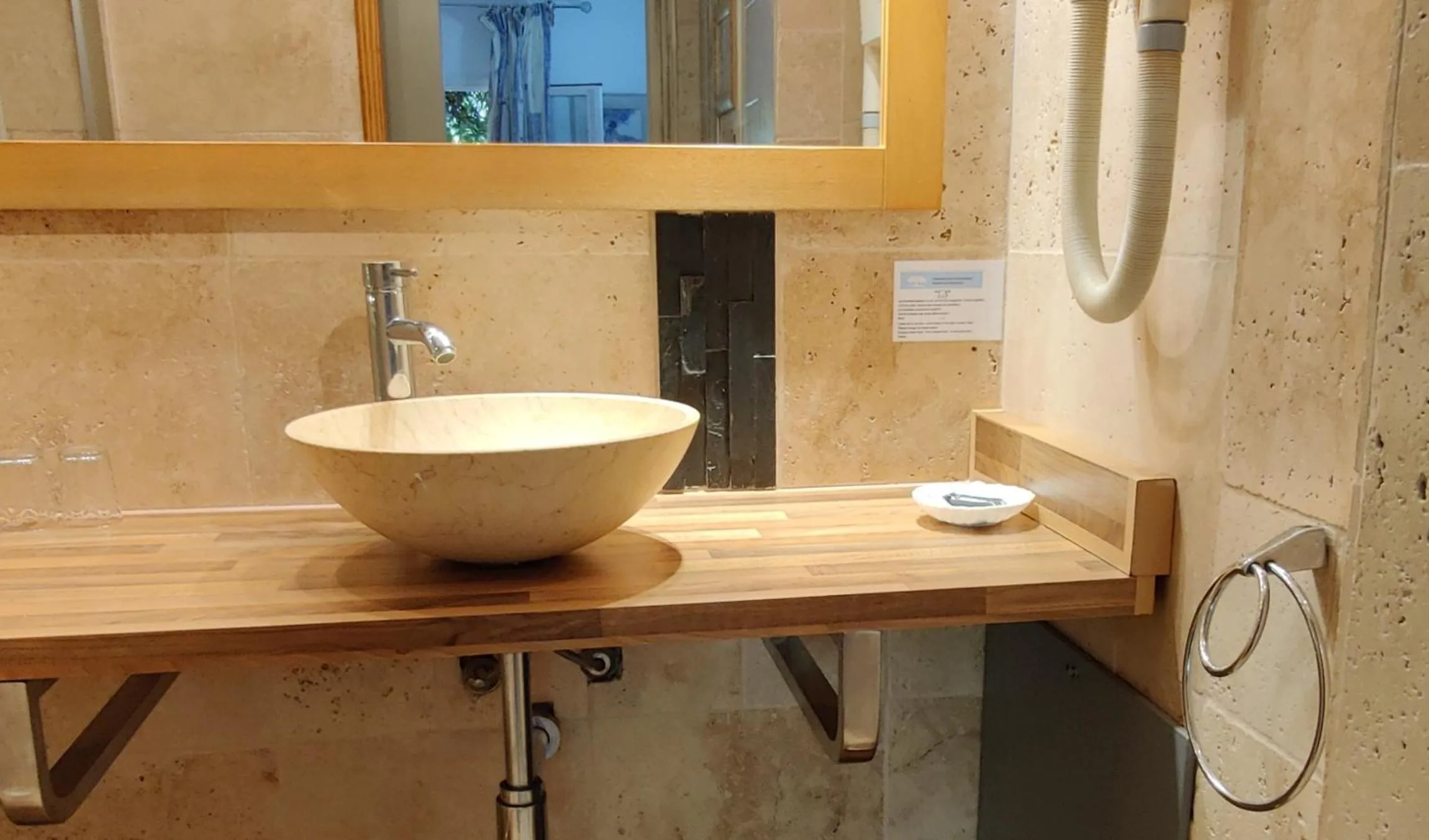 Shower in Athénopolis