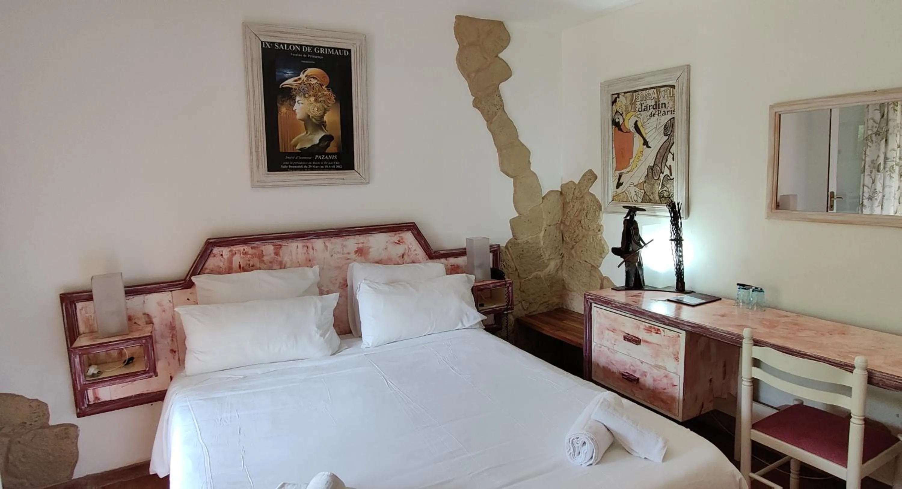 Photo of the whole room in Athénopolis