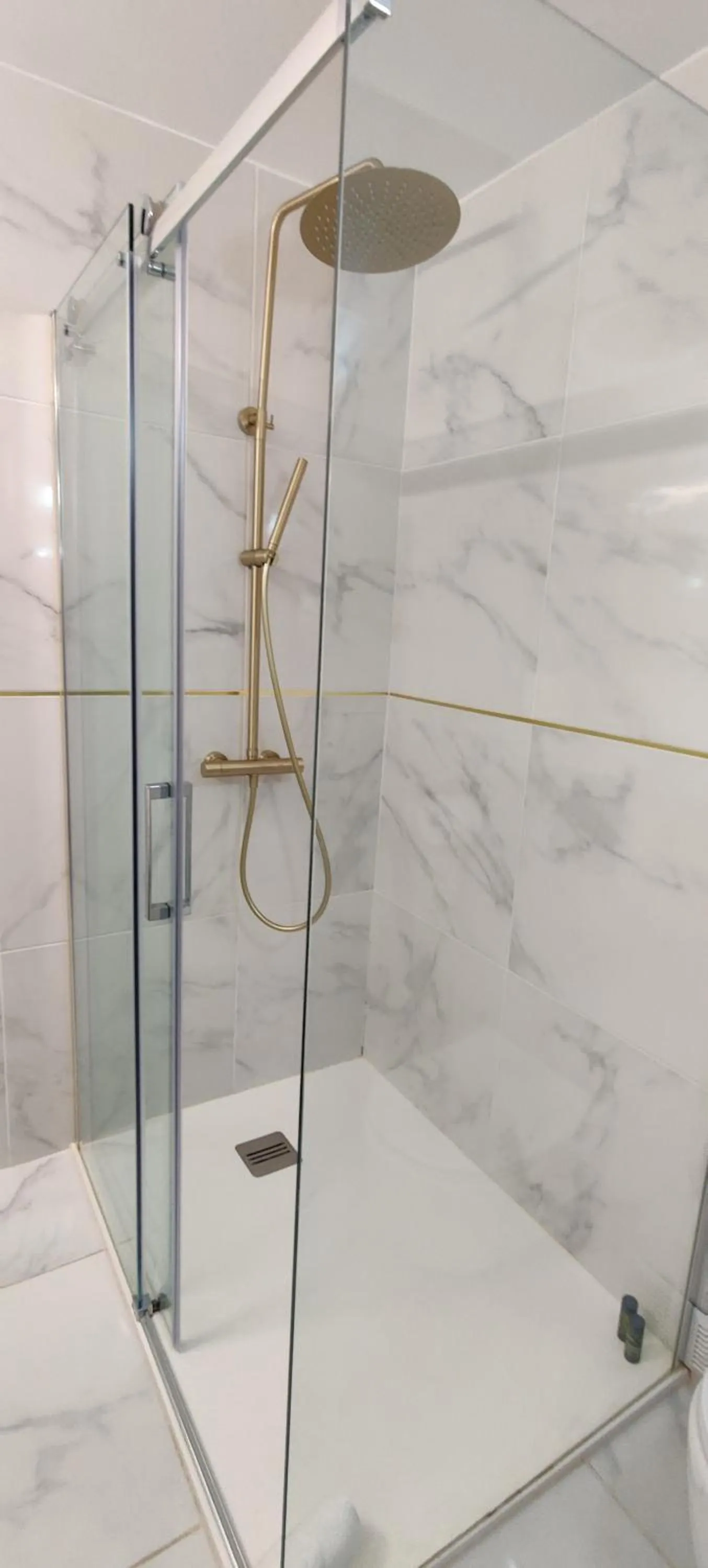 Shower in Athénopolis