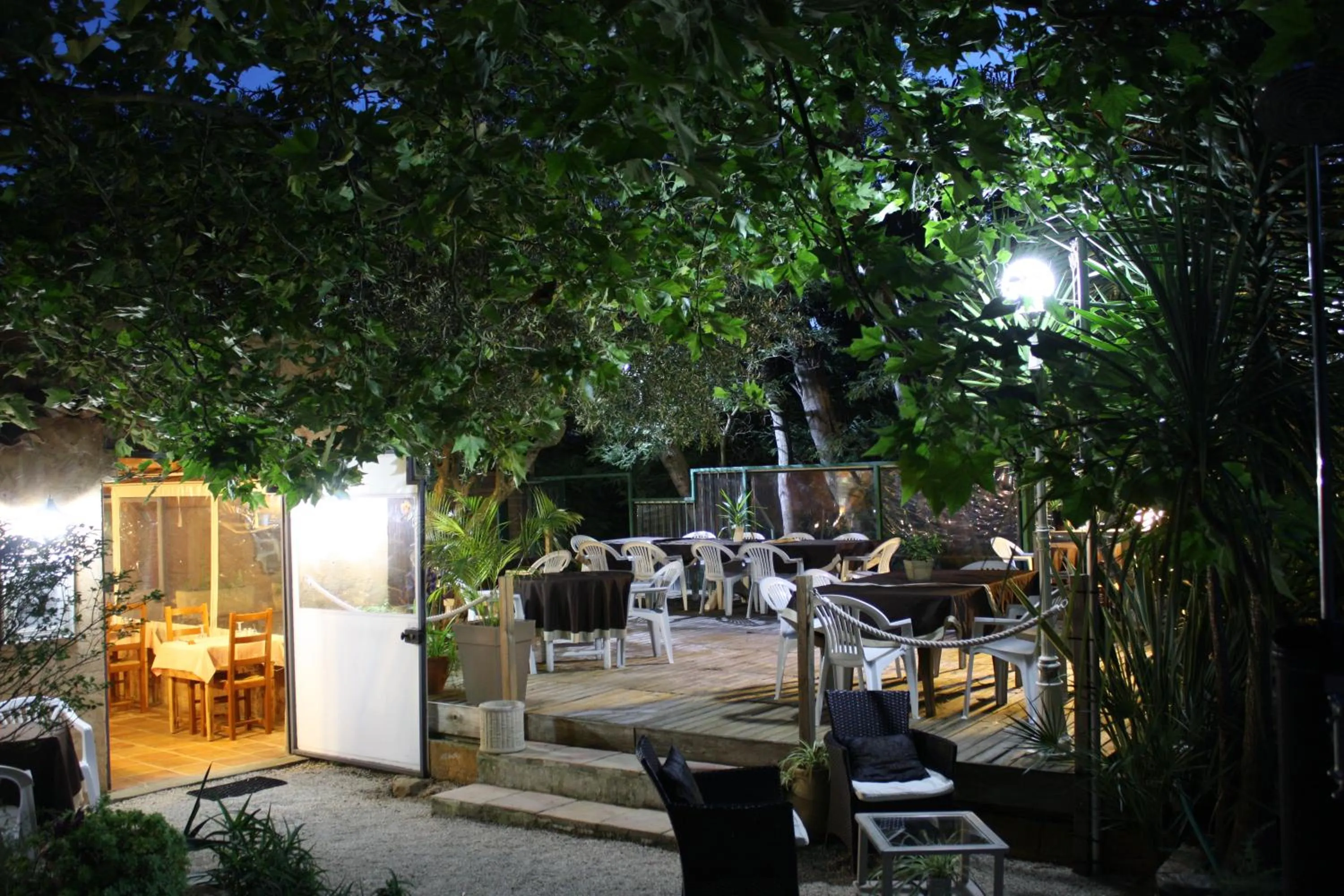 Restaurant/places to eat in Athénopolis