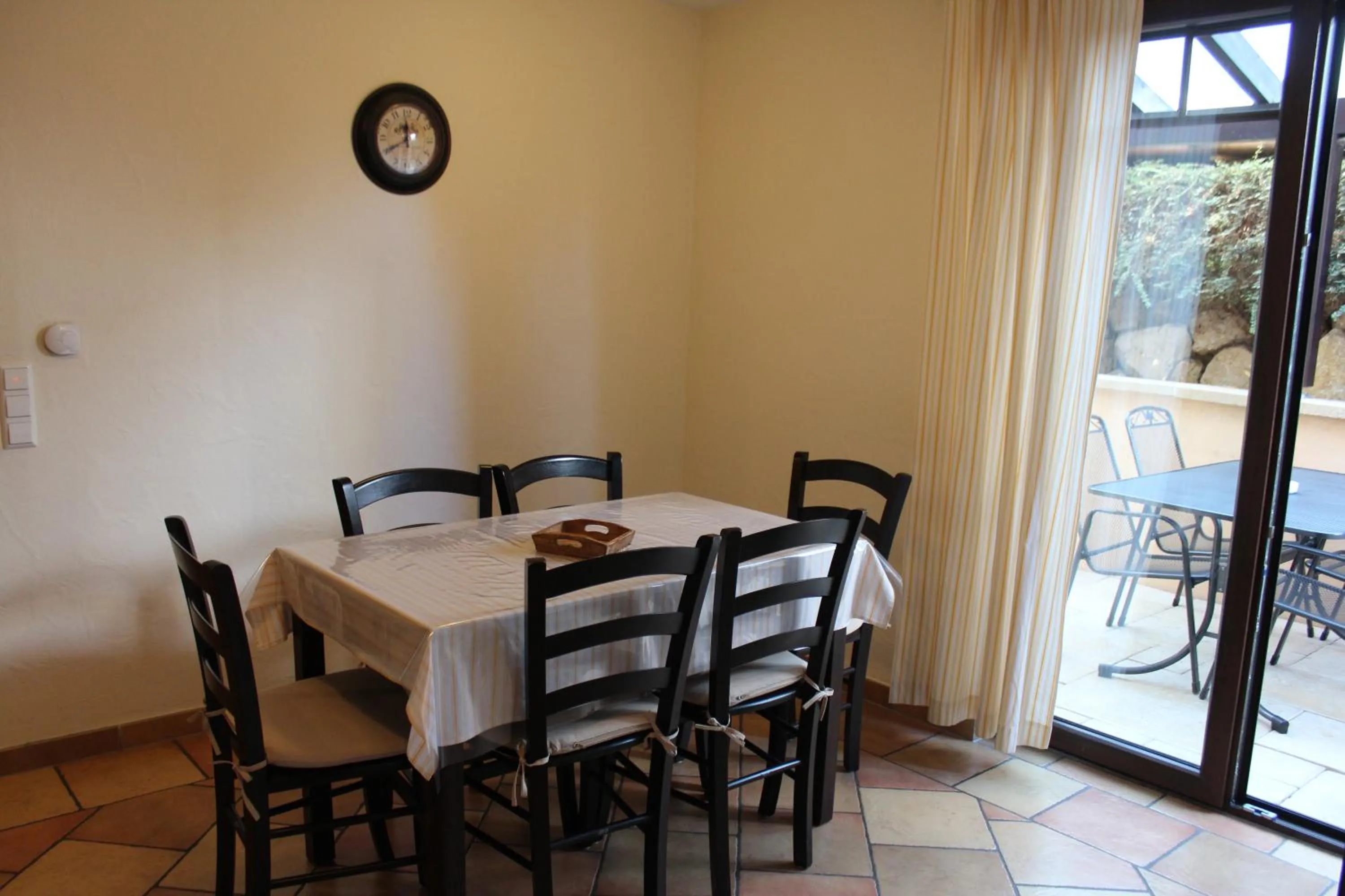 Dining area in Pension Vanii, Apartments
