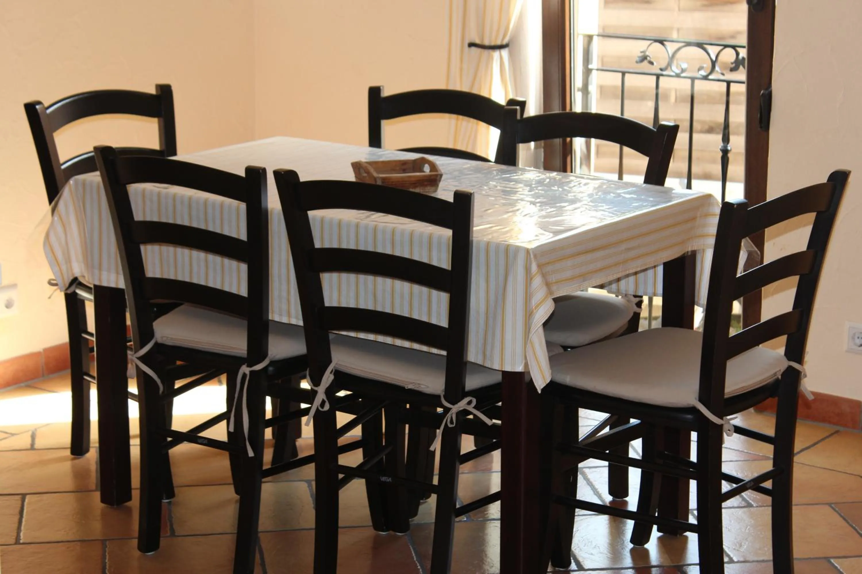 Dining area in Pension Vanii, Apartments