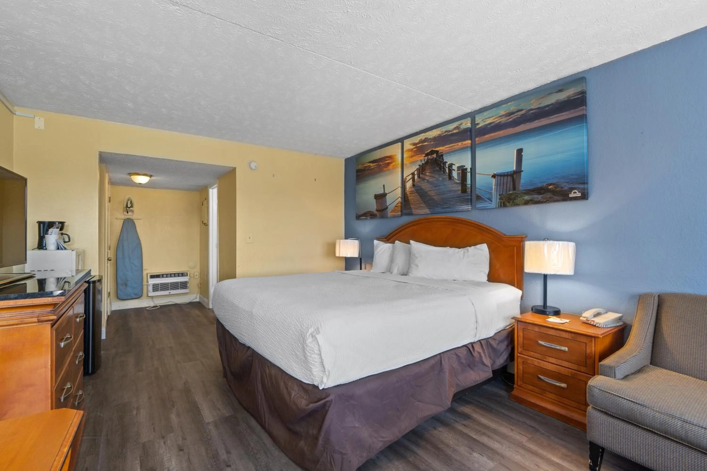 Bed in Days Inn by Wyndham Myrtle Beach-Grand Strand