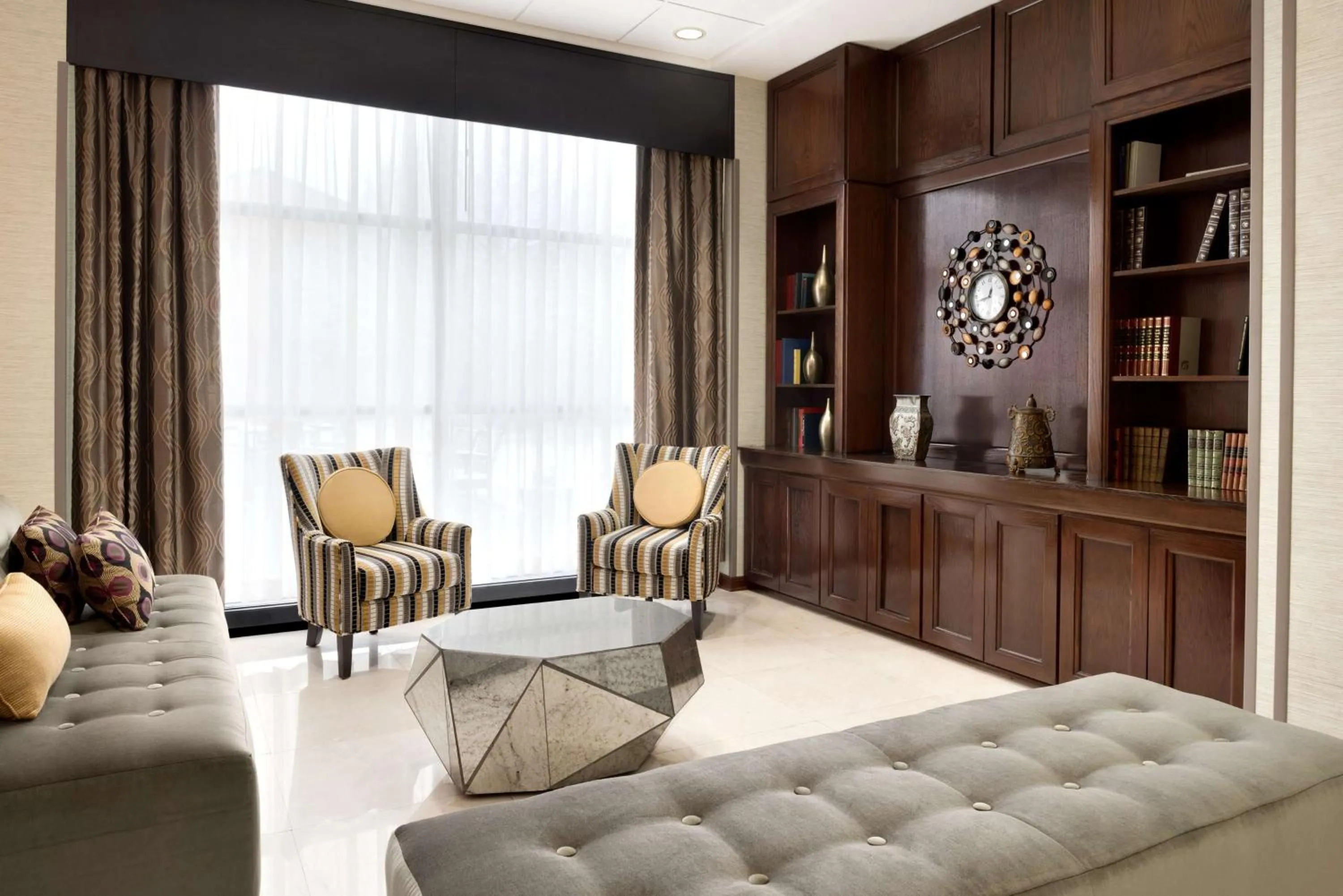 Lobby or reception in DoubleTree by Hilton Milwaukee/Brookfield